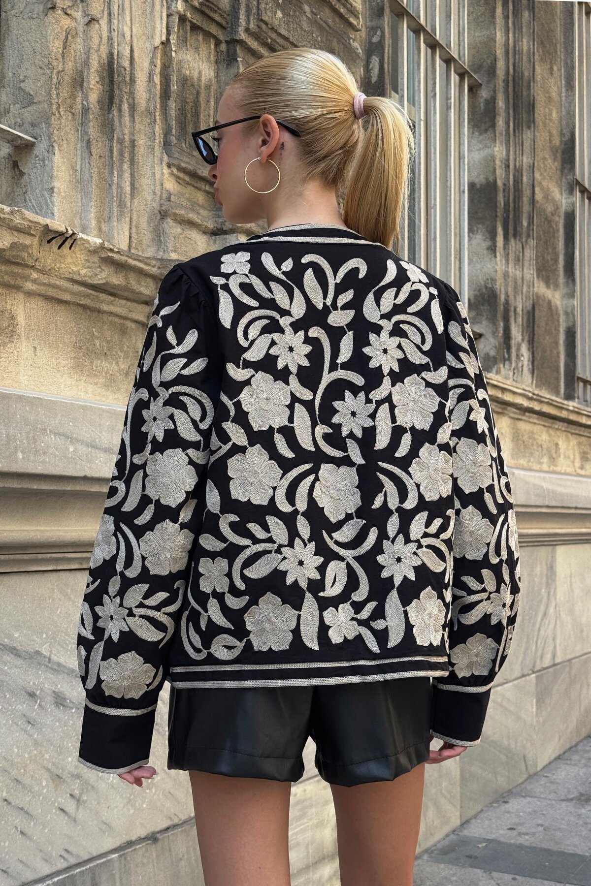 Siyah Çiçek Nakışlı İçi Astarlı Ceket