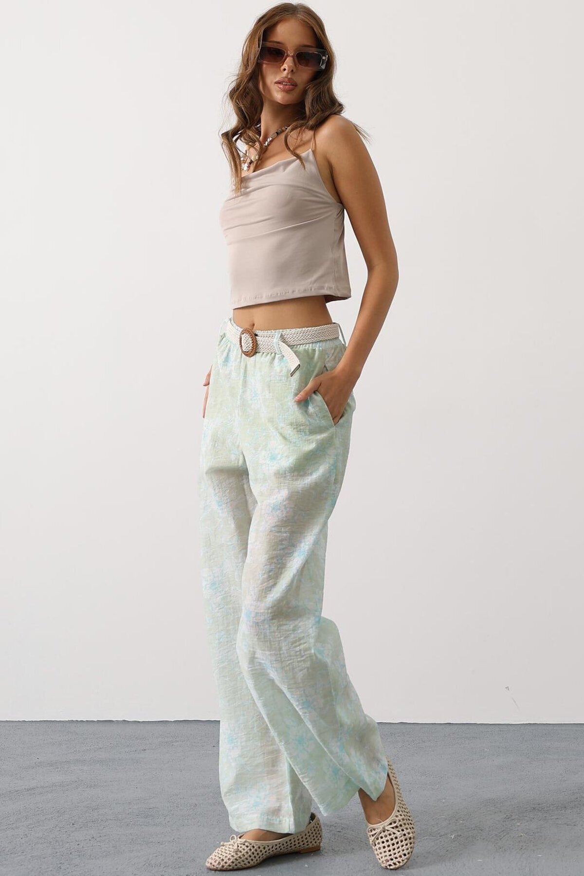 Yeşil Çiçekli Kemer Detaylı Pantolon