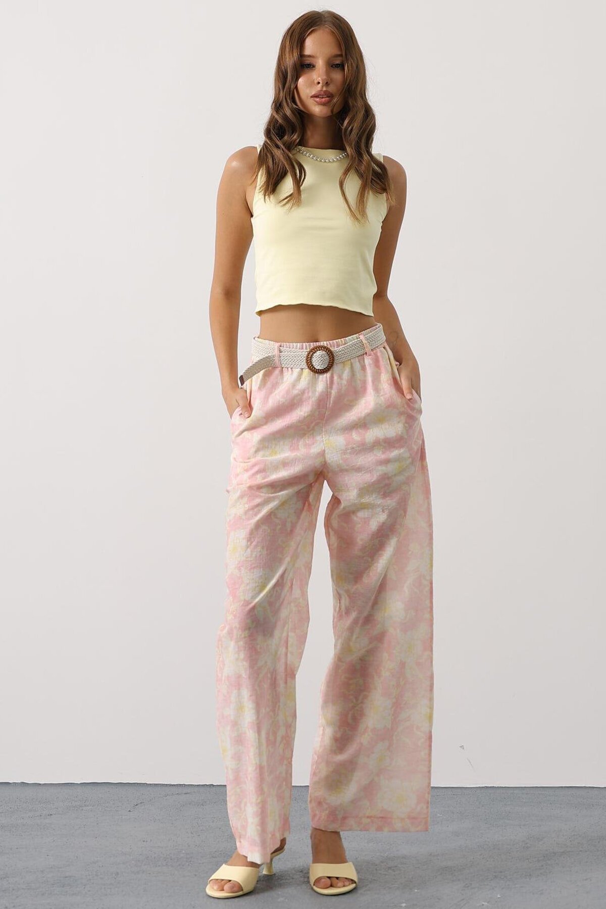 Pembe Çiçekli Kemer Detaylı Pantolon