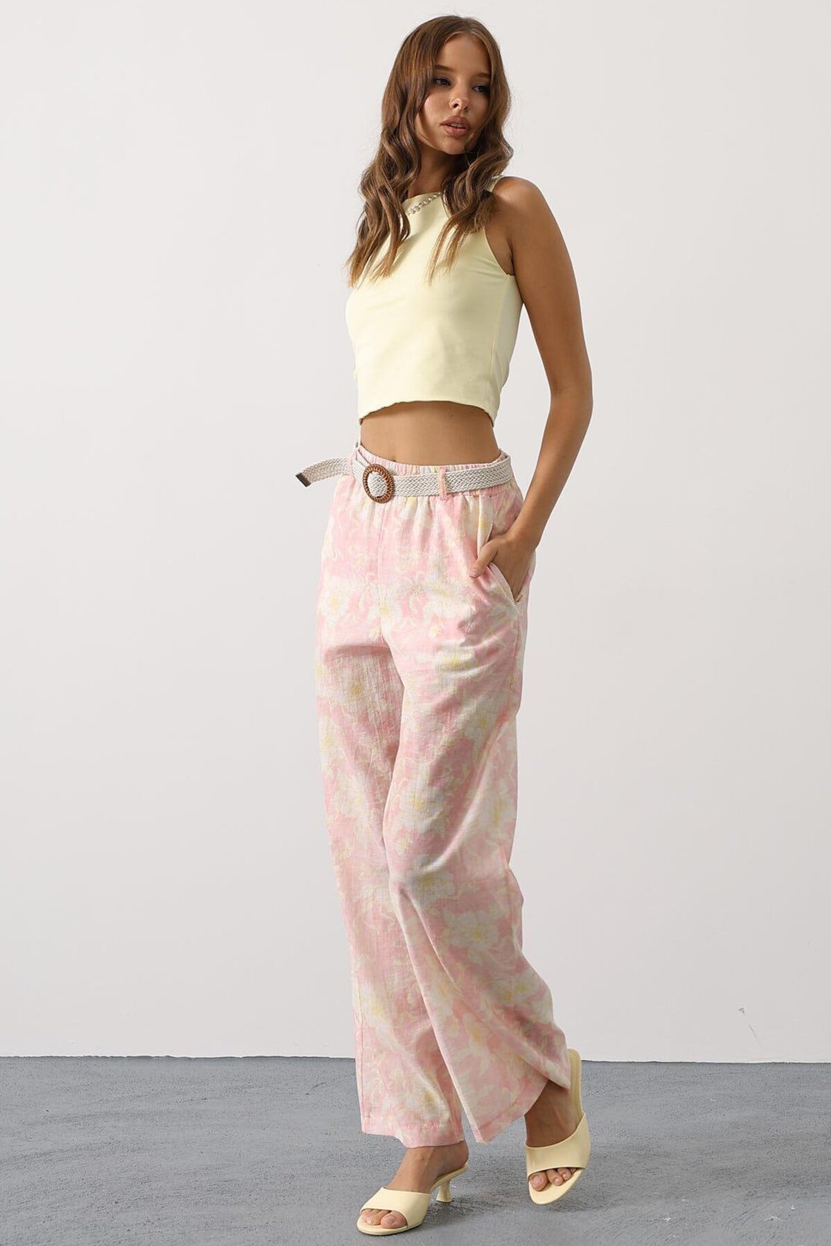 Pembe Çiçekli Kemer Detaylı Pantolon