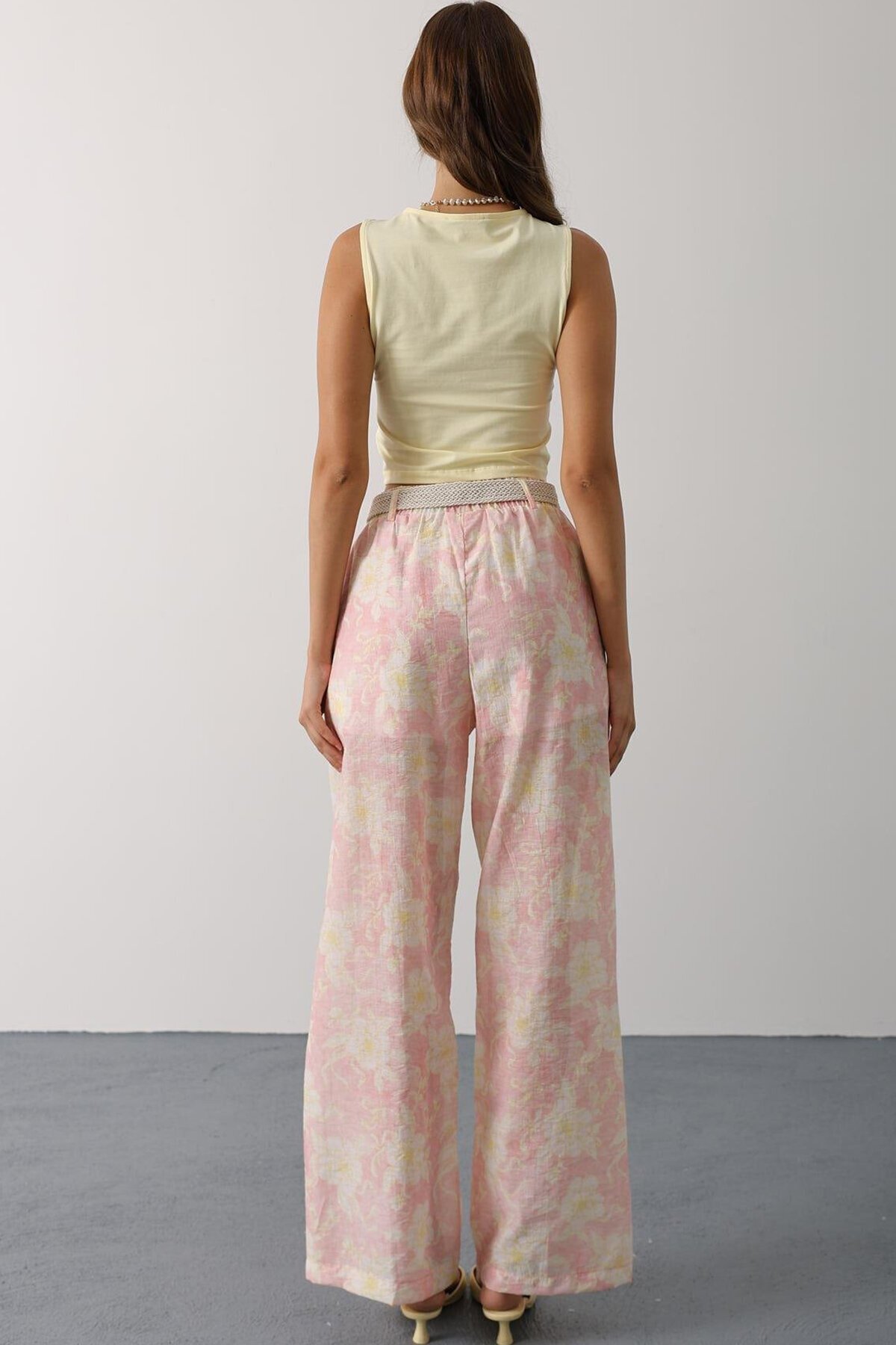 Pembe Çiçekli Kemer Detaylı Pantolon