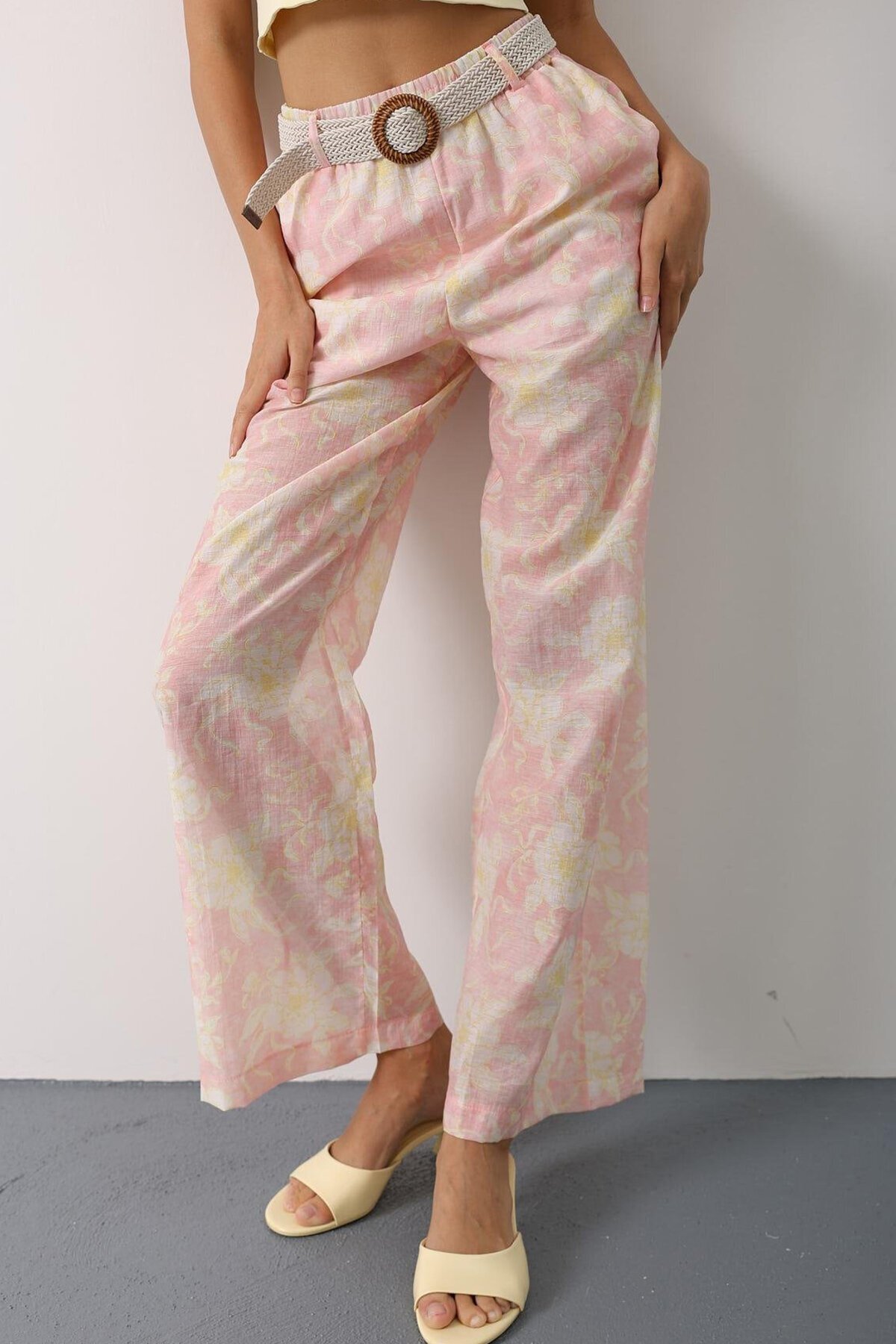 Pembe Çiçekli Kemer Detaylı Pantolon