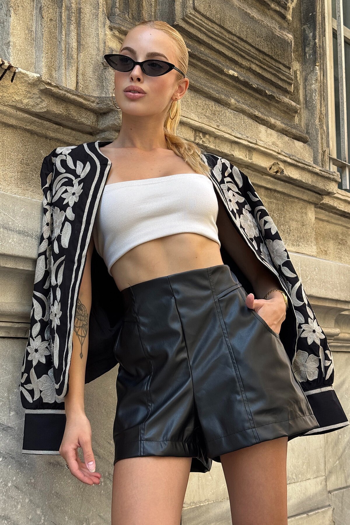 Siyah Çif Cepli Fermuar Kapamalı Deri Şort