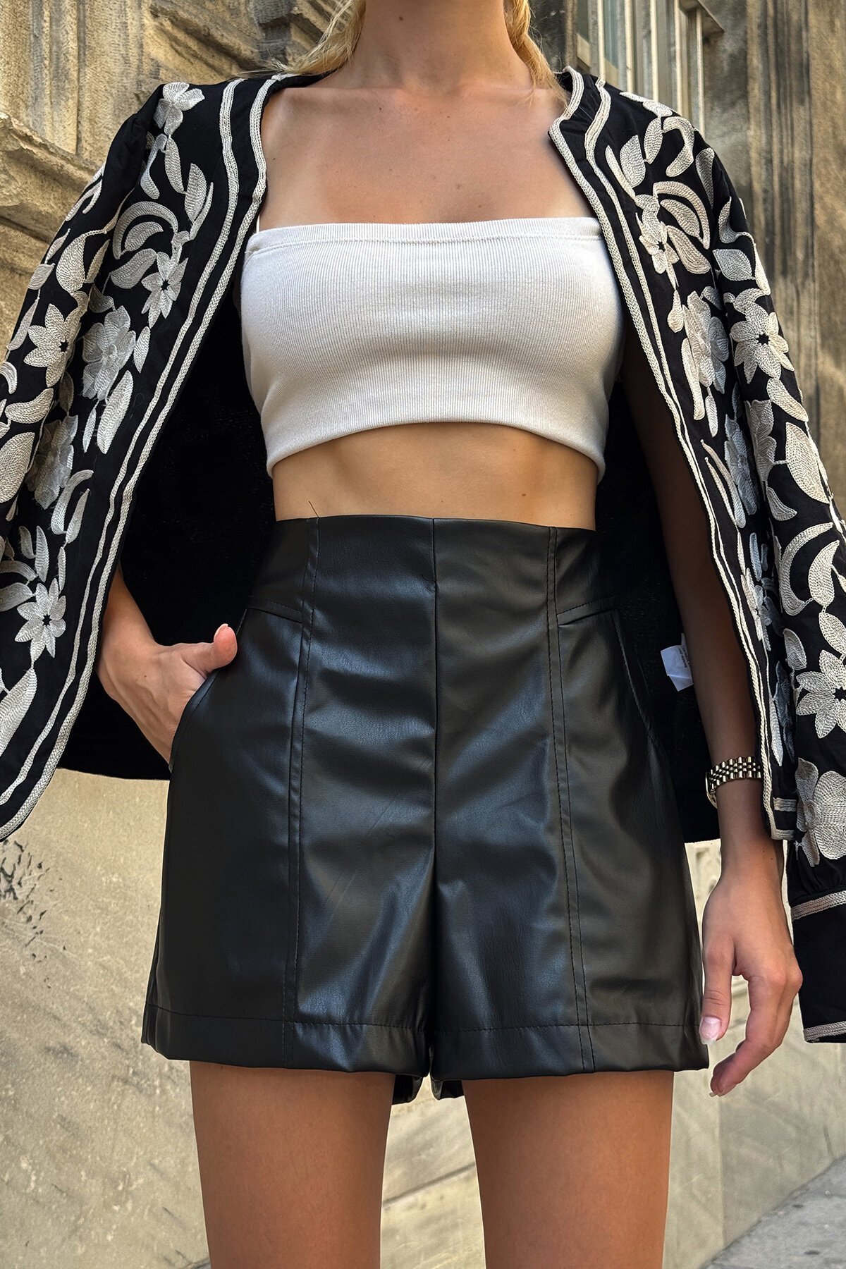 Siyah Çif Cepli Fermuar Kapamalı Deri Şort