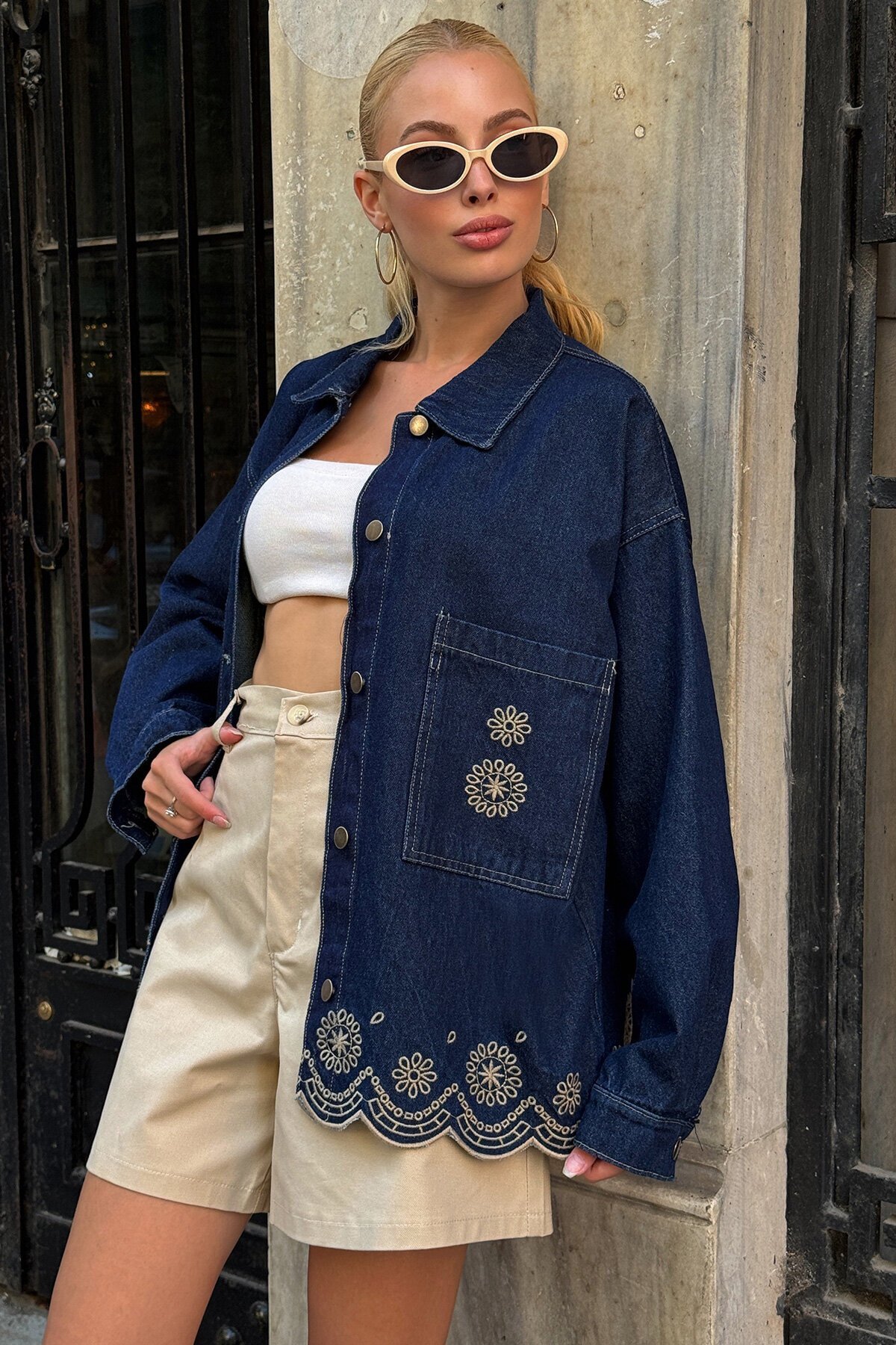 Lacivert Çift Cepli Düğme Kapamalı Etnik Nakışlı Oversize Jean Ceket