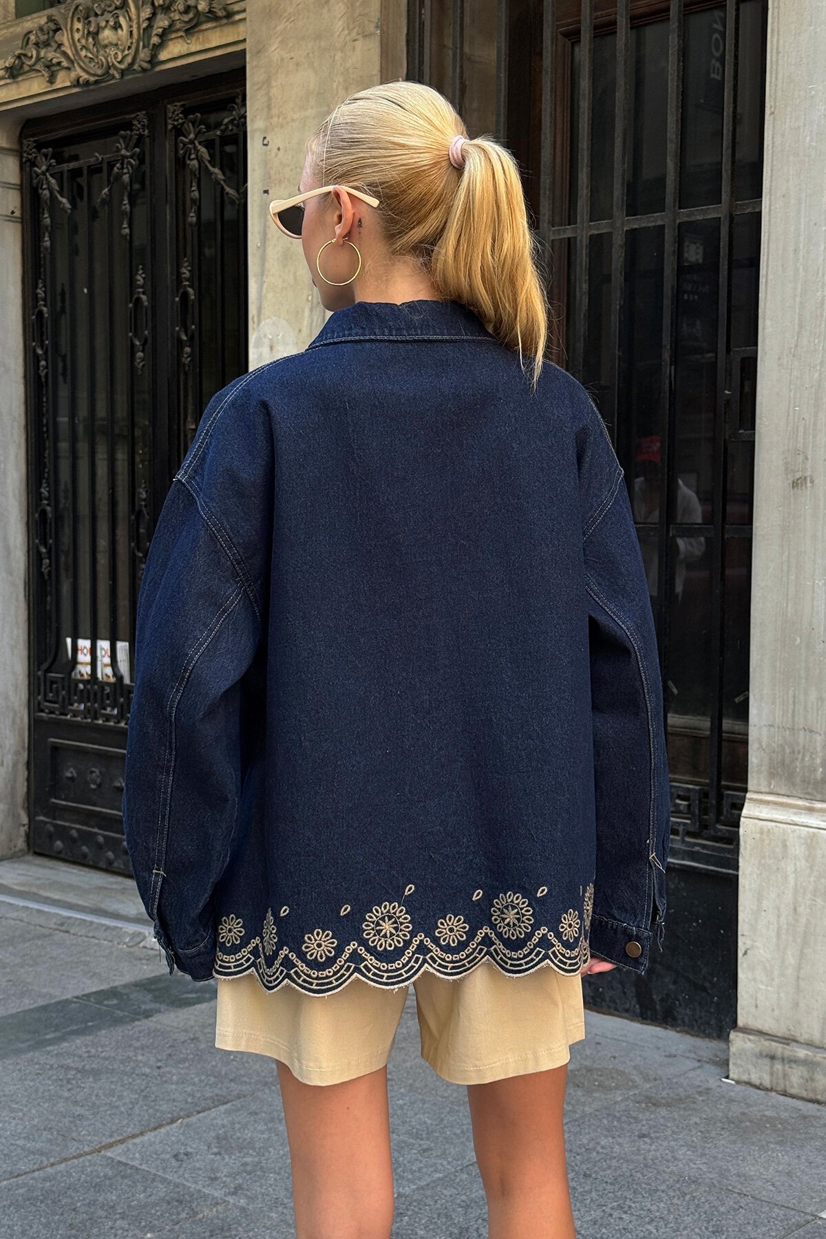 Lacivert Çift Cepli Düğme Kapamalı Etnik Nakışlı Oversize Jean Ceket