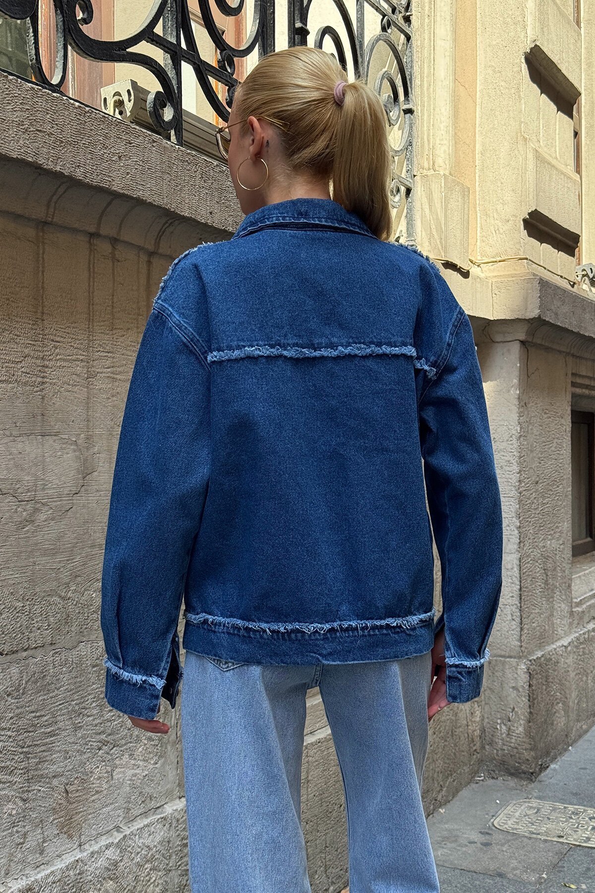 Mavi Çift Cepli Püskül Detaylı Eskitmeli Jean Ceket