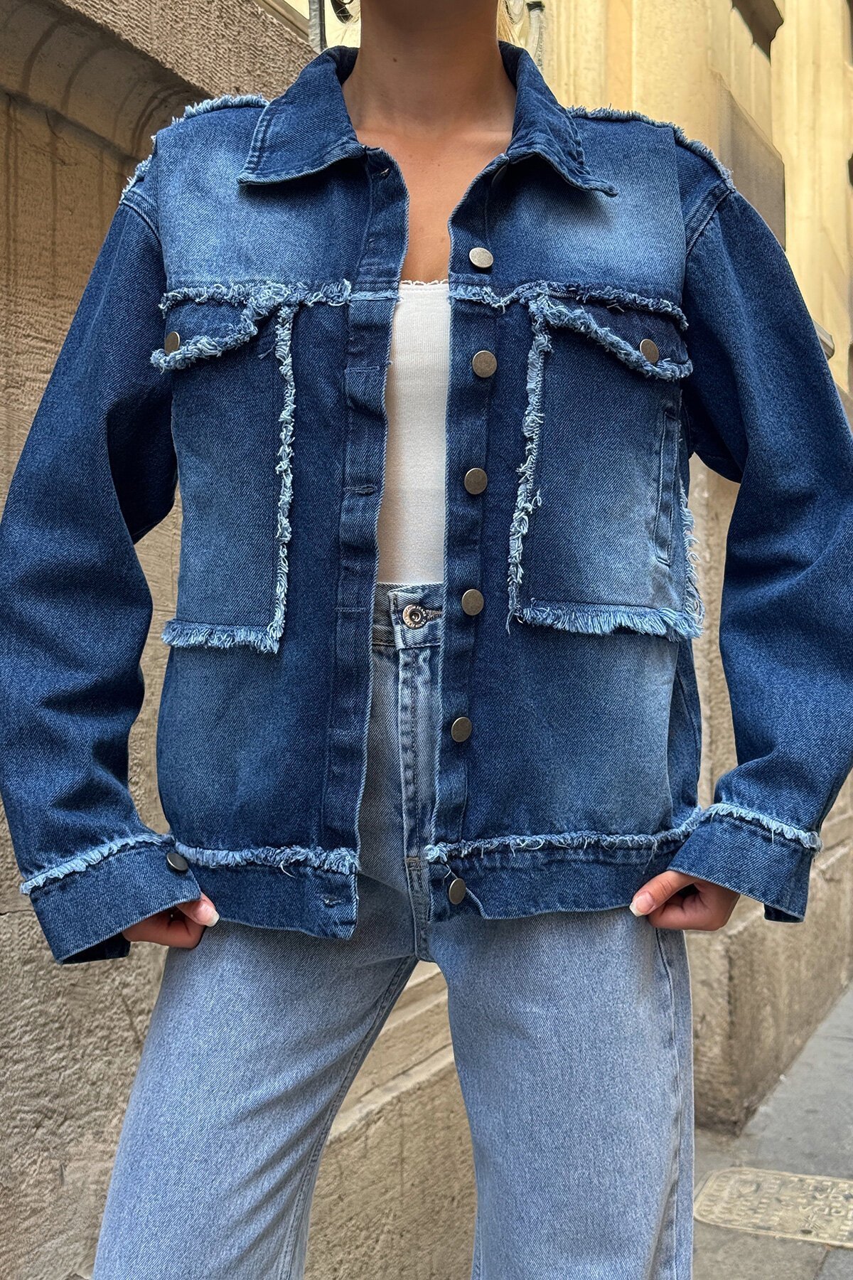 Mavi Çift Cepli Püskül Detaylı Eskitmeli Jean Ceket