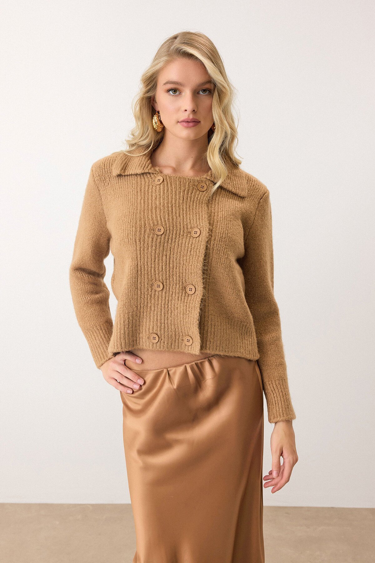 Camel Çift Düğme Detaylı Düz Kesim Triko Hırka
