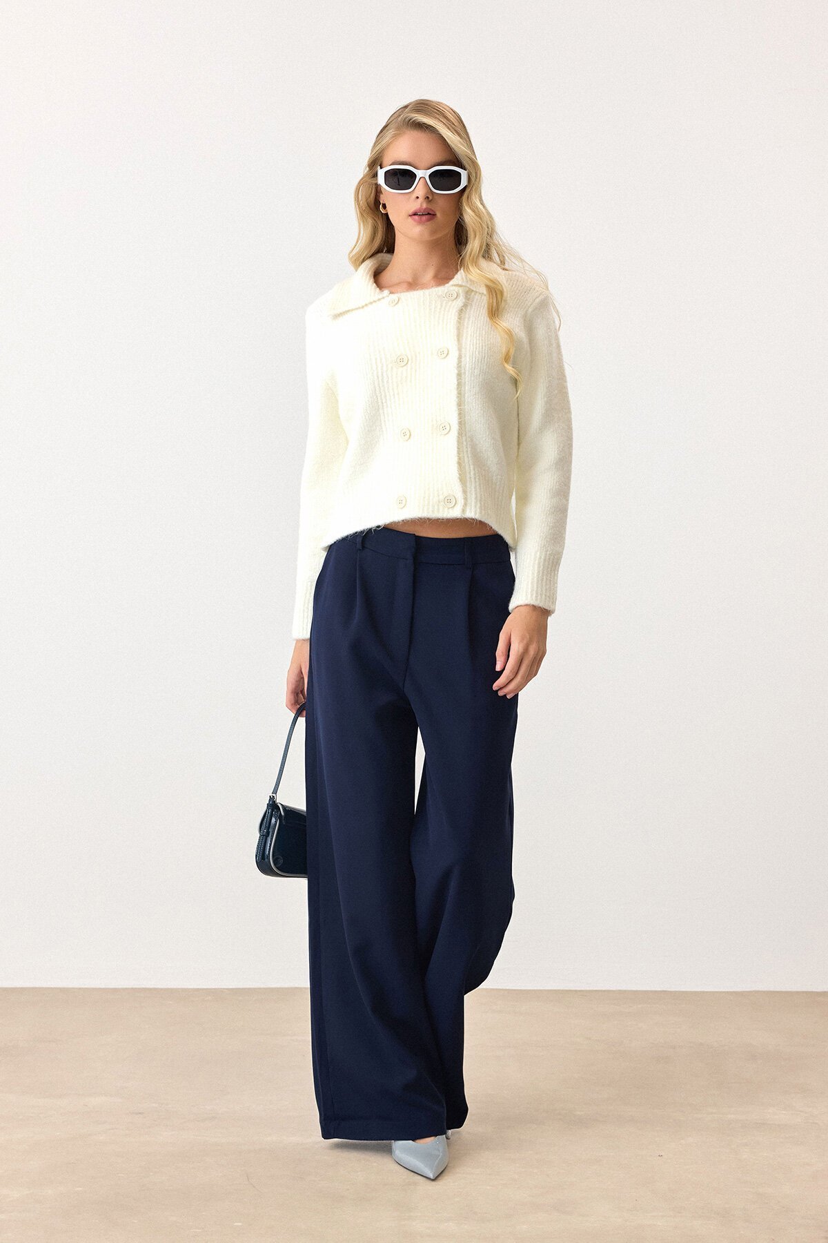 Ekru Çift Düğme Detaylı Düz Kesim Triko Hırka