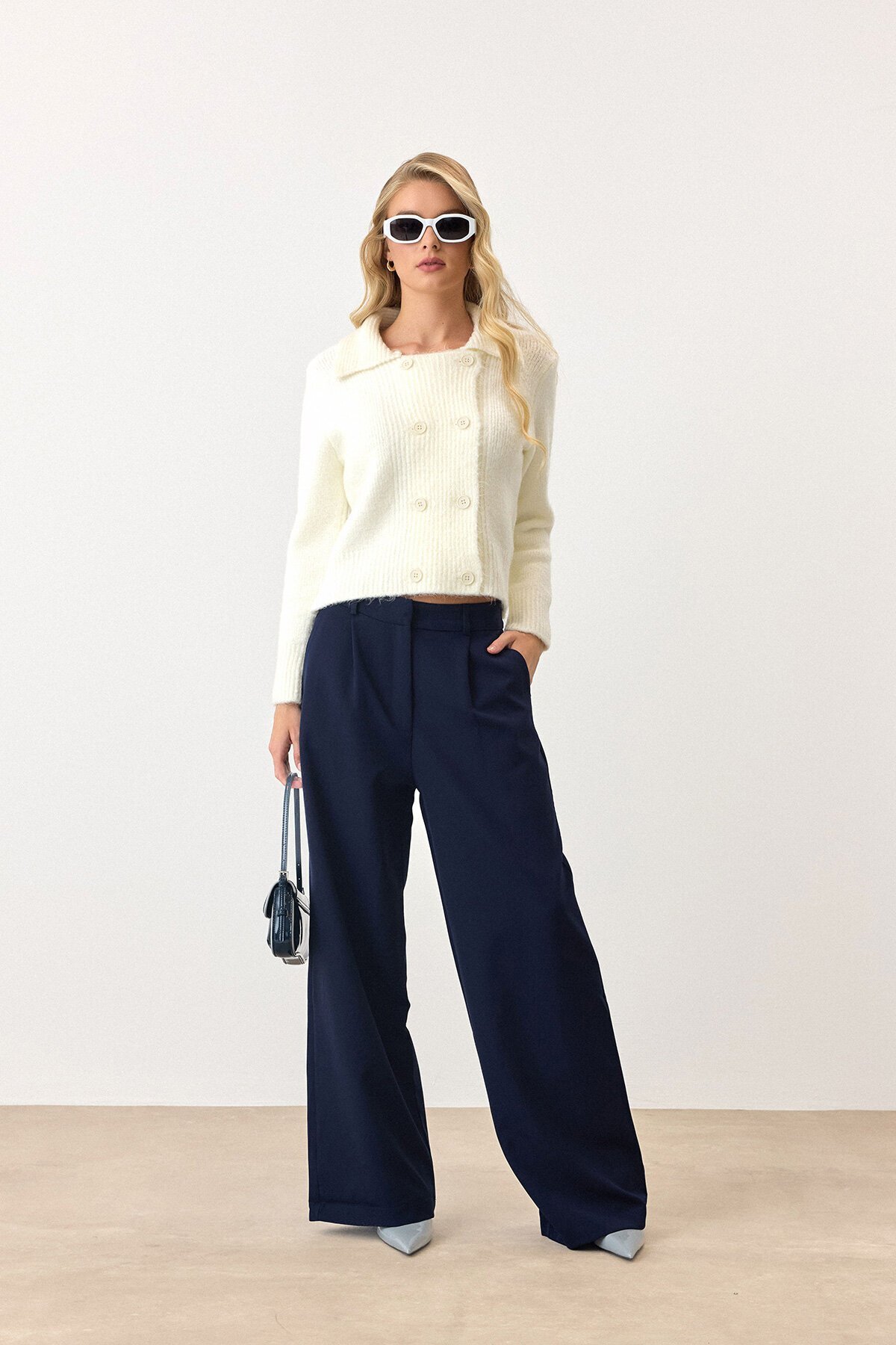 Ekru Çift Düğme Detaylı Düz Kesim Triko Hırka