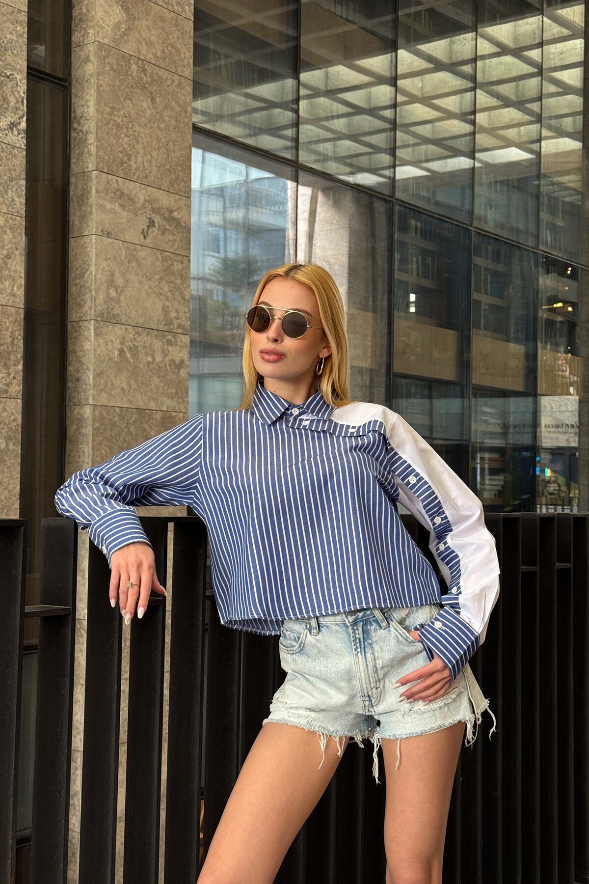 Lacivert Çizgili Kontrast Uzun Kollu Asimetrik Düğme Detaylı Crop Gömlek