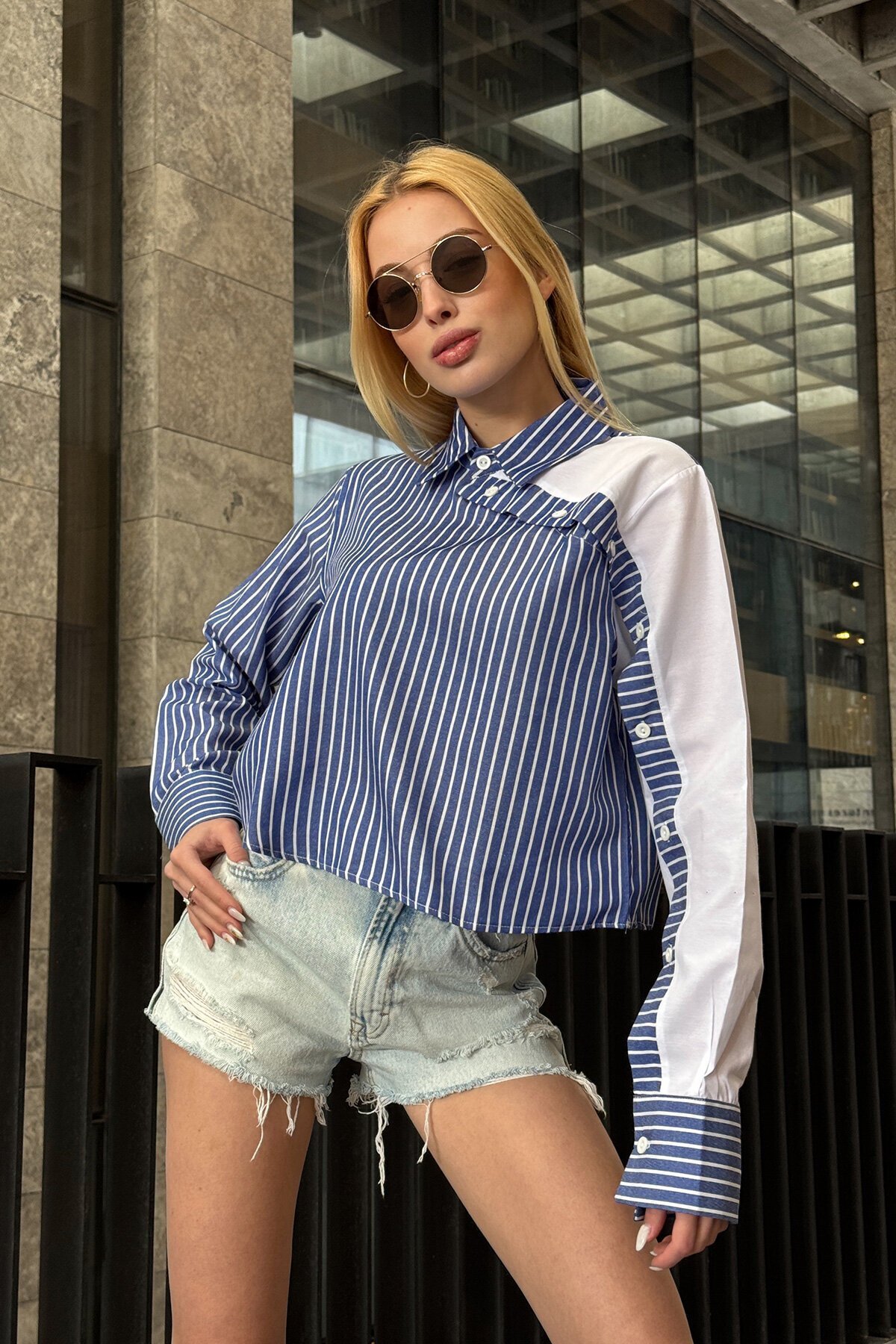 Lacivert Çizgili Kontrast Uzun Kollu Asimetrik Düğme Detaylı Crop Gömlek