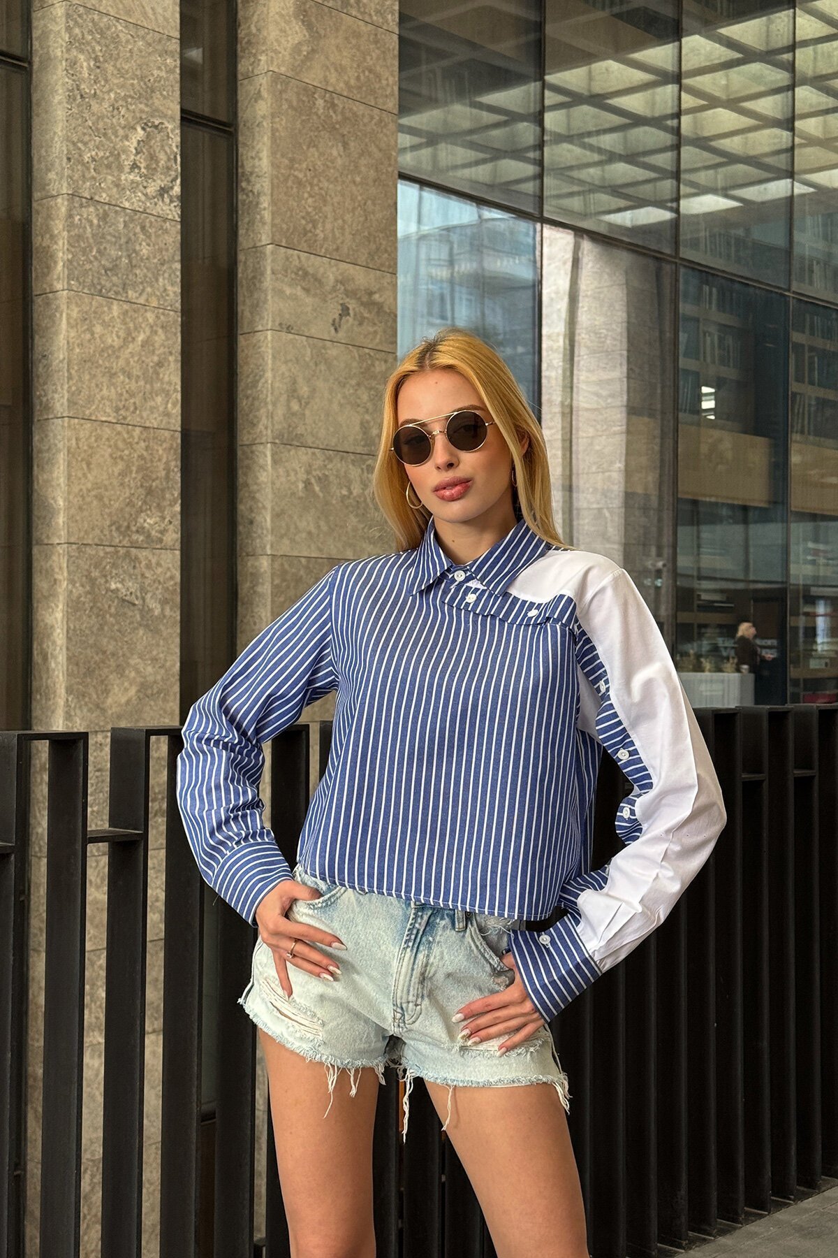 Lacivert Çizgili Kontrast Uzun Kollu Asimetrik Düğme Detaylı Crop Gömlek