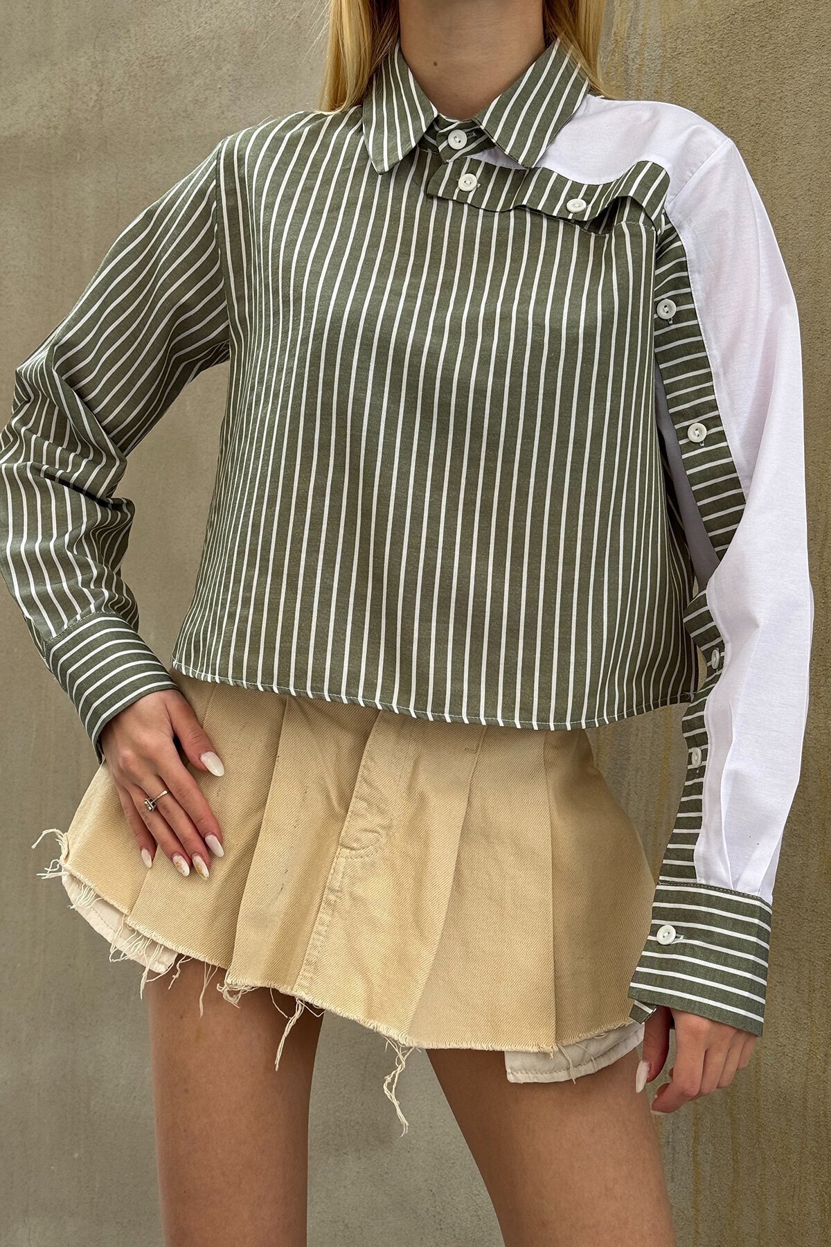 Yeşil Çizgili Kontrast Uzun Kollu Asimetrik Düğme Detaylı Crop Gömlek