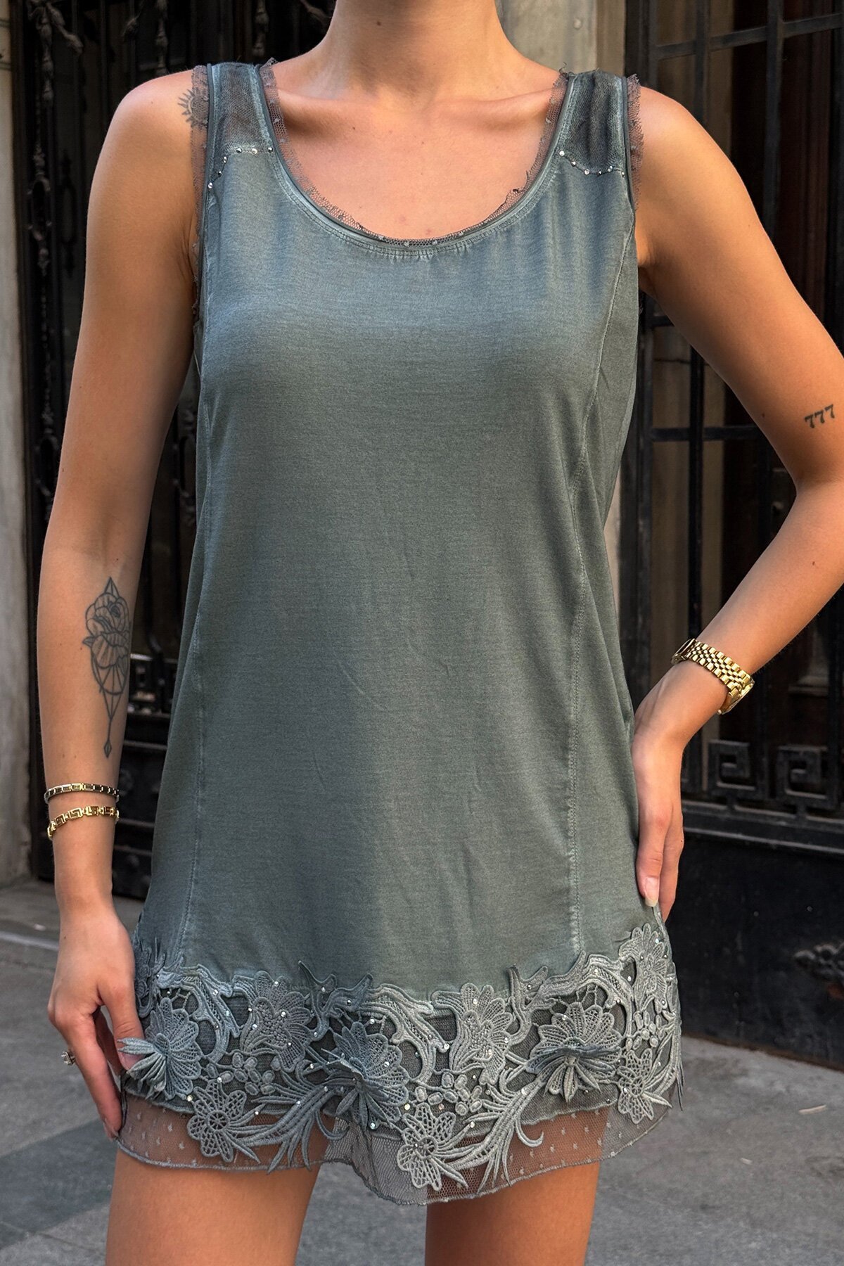 Koyu Gri Dantel Tül İşlemeli U Yaka Kolsuz Mini Elbise