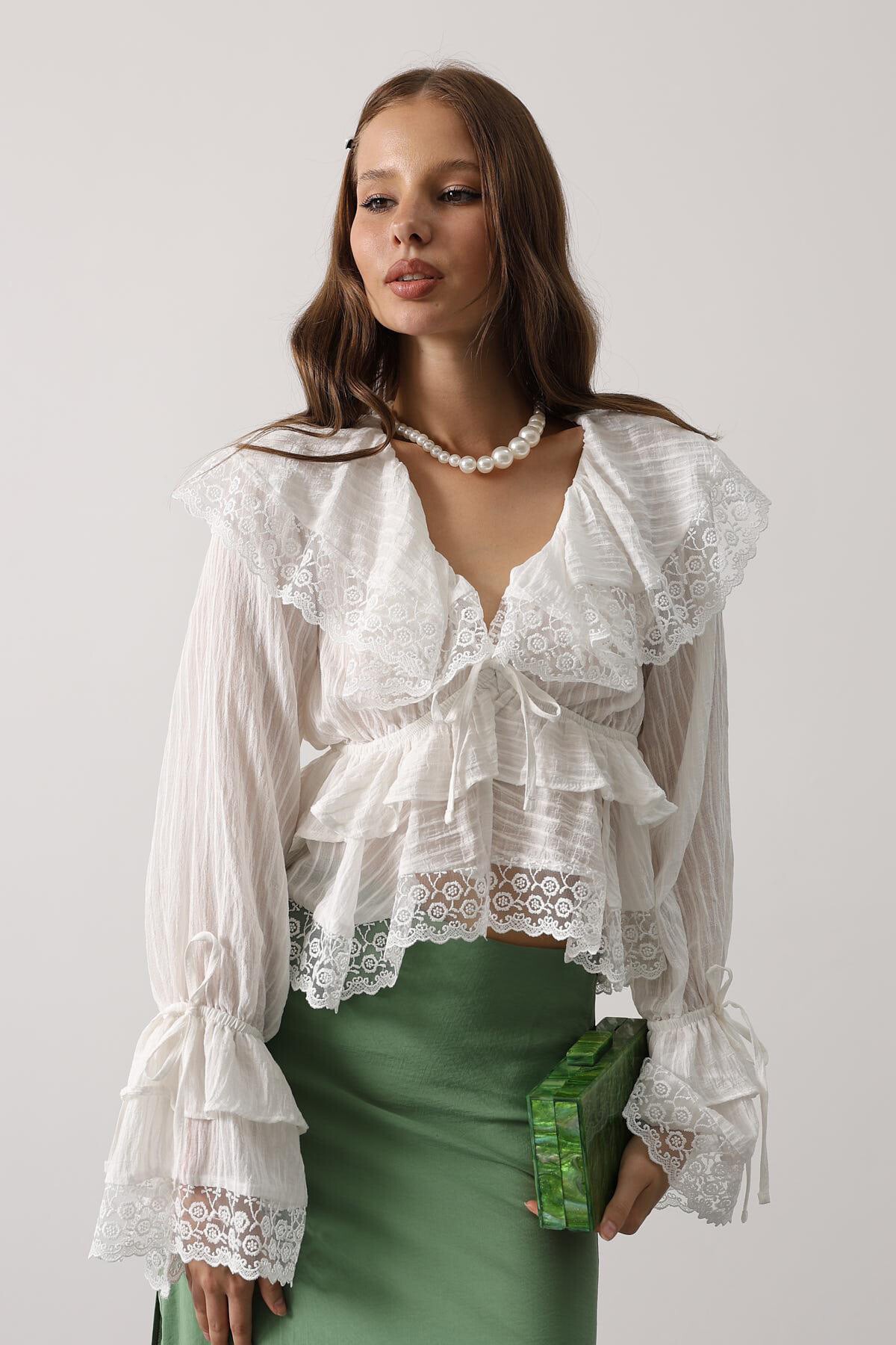 Beyaz Dantelli Fırfırlı Bohem Bluz