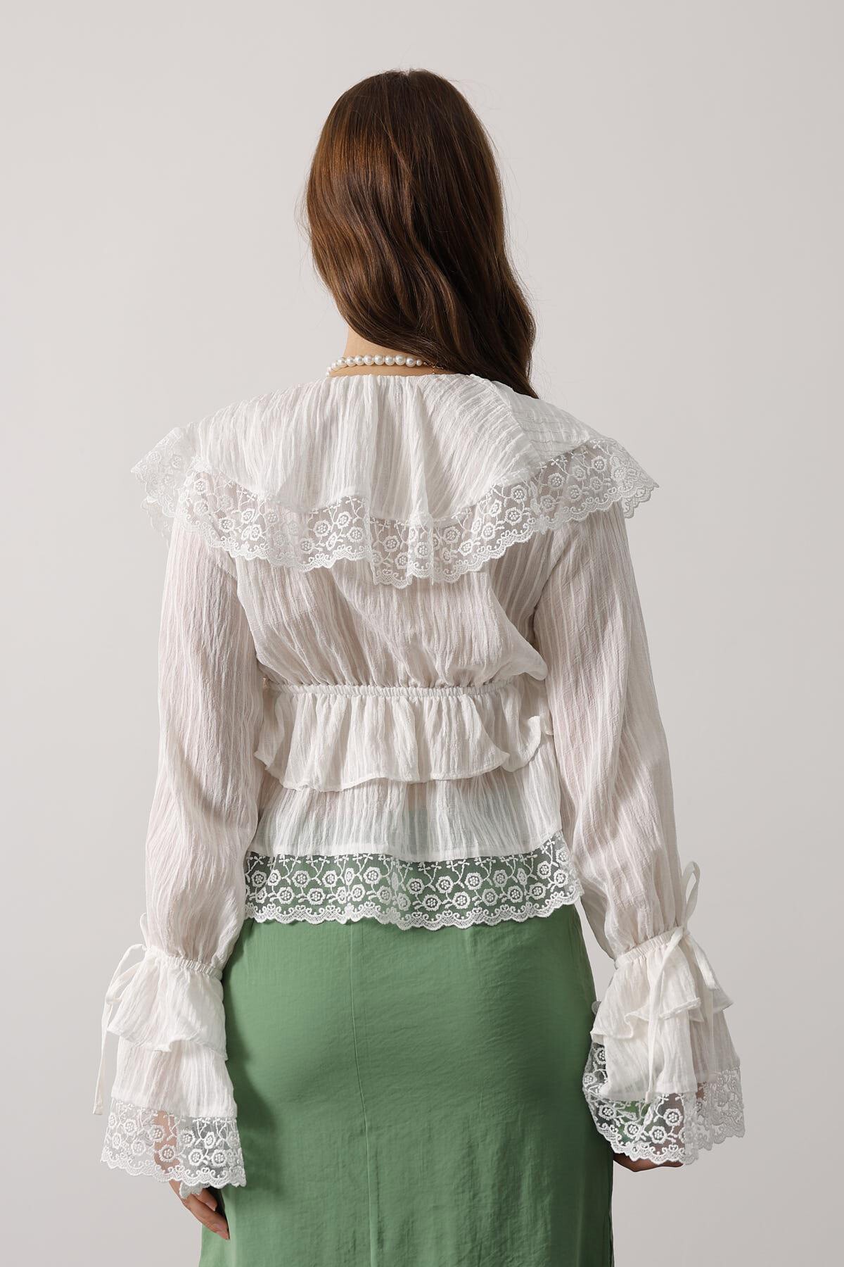 Beyaz Dantelli Fırfırlı Bohem Bluz