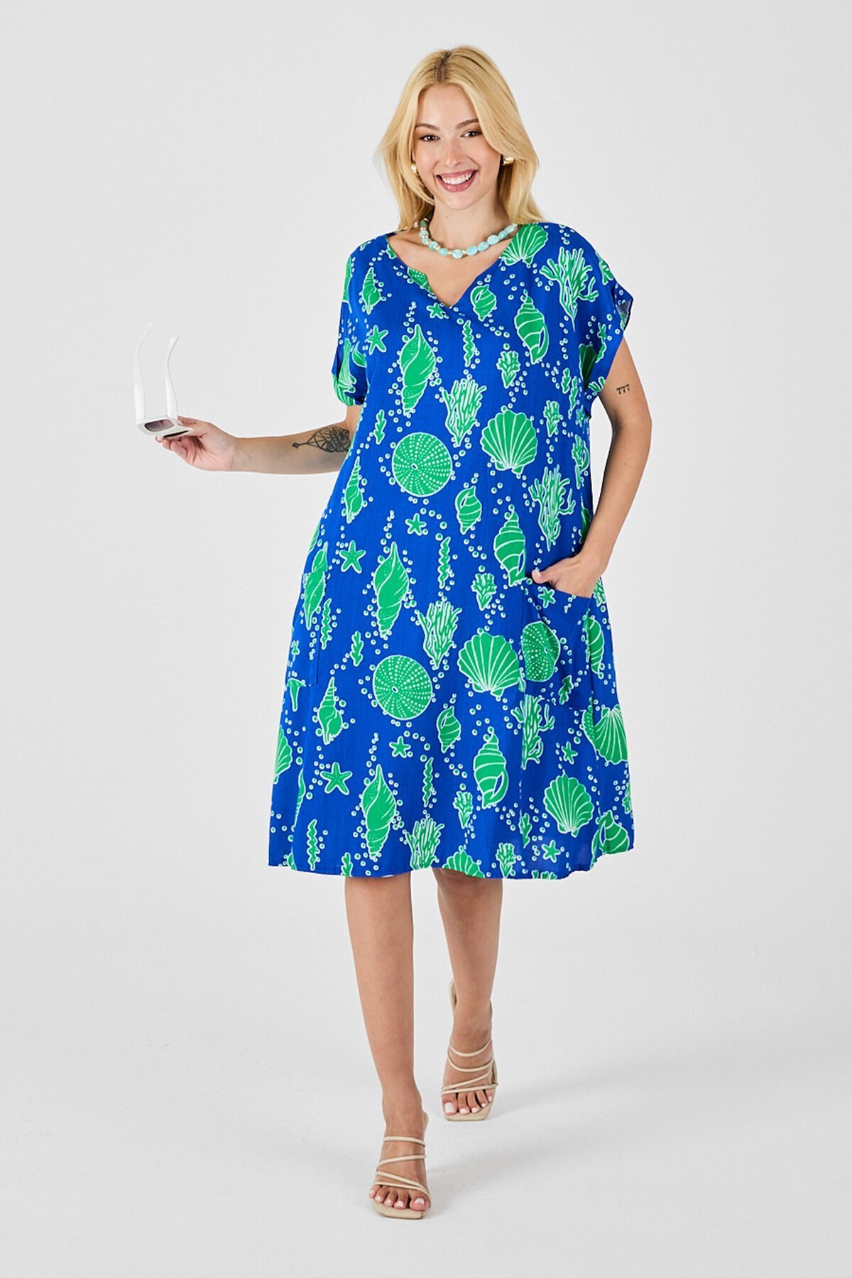 Mavi Deniz Kabuğu Desenli V Yaka Oversize Elbise