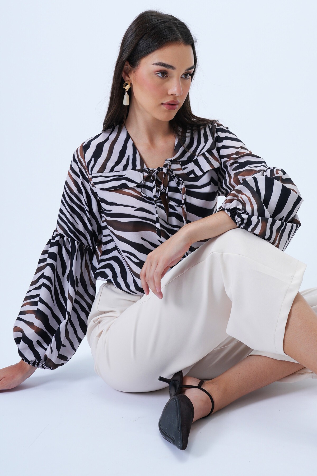 Ekru Kahve Derin V Yaka Cep Kapaklı Bağlamalı Balon Kol Dokuma Bluz