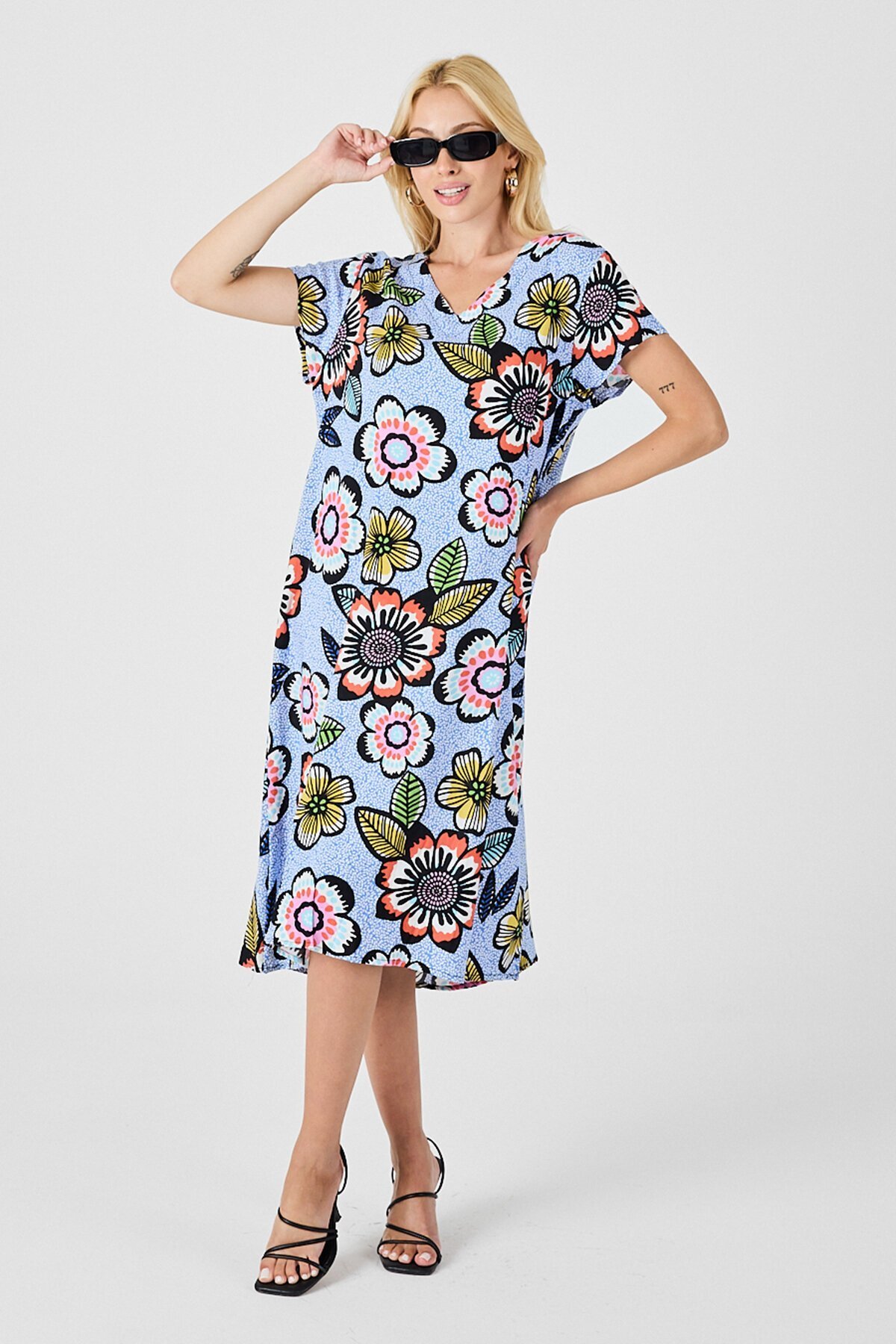 Bebe Mavi Derin V Yaka Çiçek Desenli Midi Boy Elbise