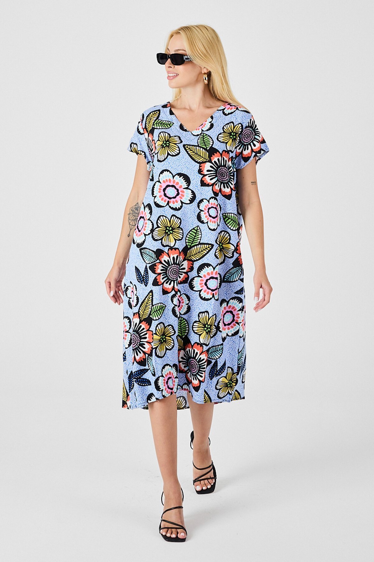 Bebe Mavi Derin V Yaka Çiçek Desenli Midi Boy Elbise