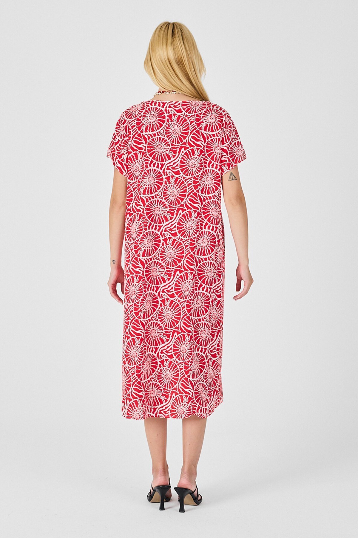 Kırmızı Derin V Yaka Kısa Kollu Çizgi Desenli Midi Boy Elbise