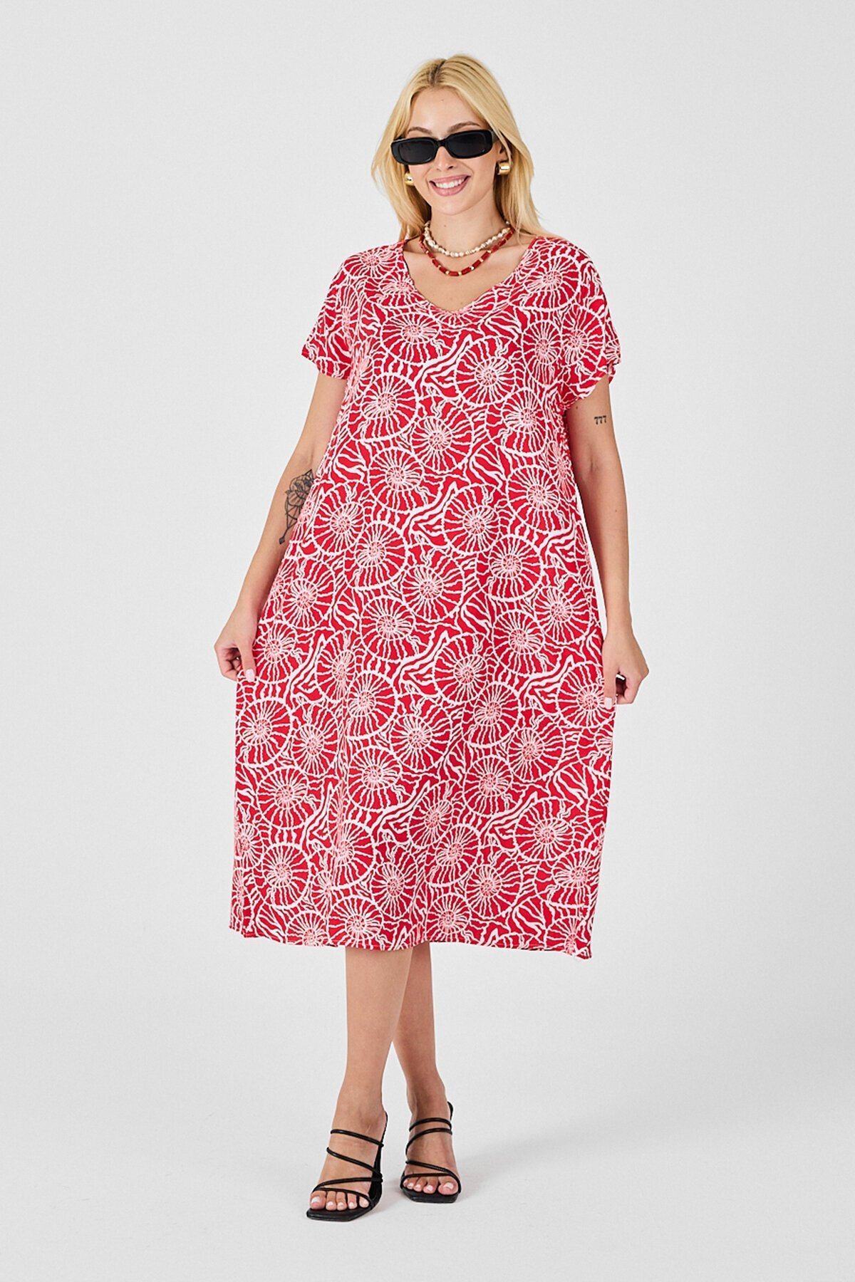 Kırmızı Derin V Yaka Kısa Kollu Çizgi Desenli Midi Boy Elbise