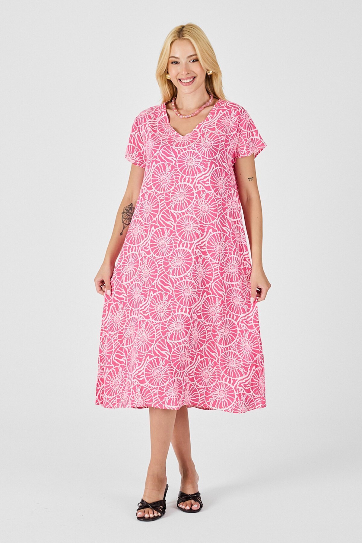 Pembe Derin V Yaka Kısa Kollu Çizgi Desenli Midi Boy Elbise