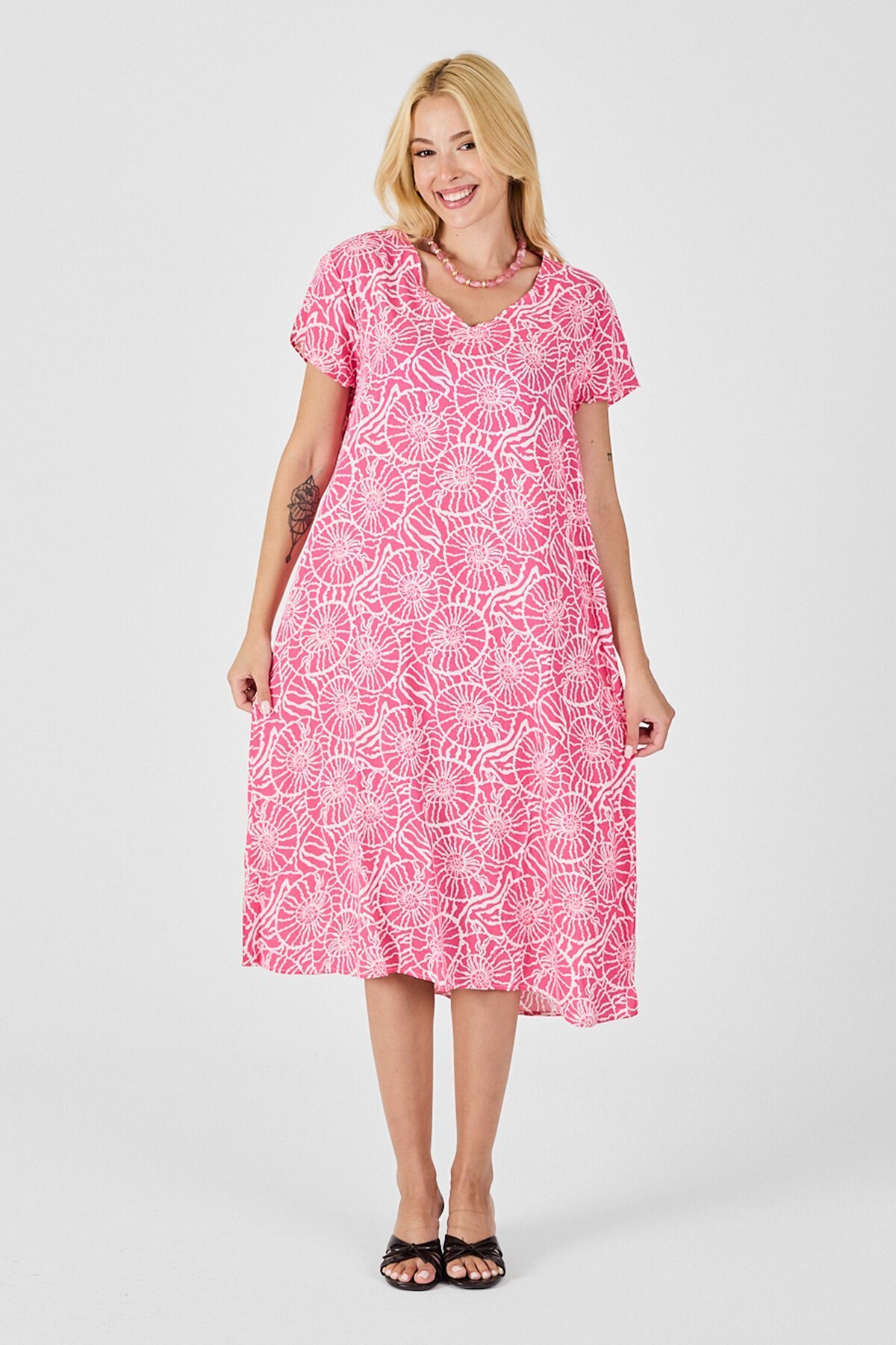 Pembe Derin V Yaka Kısa Kollu Çizgi Desenli Midi Boy Elbise