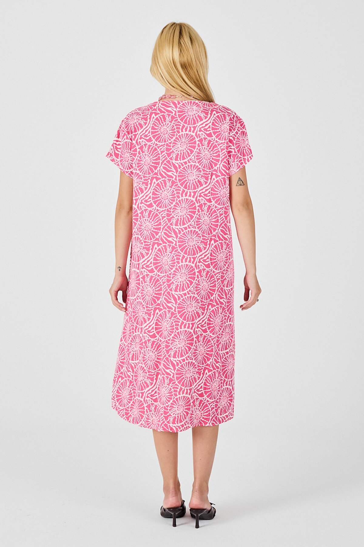 Pembe Derin V Yaka Kısa Kollu Çizgi Desenli Midi Boy Elbise