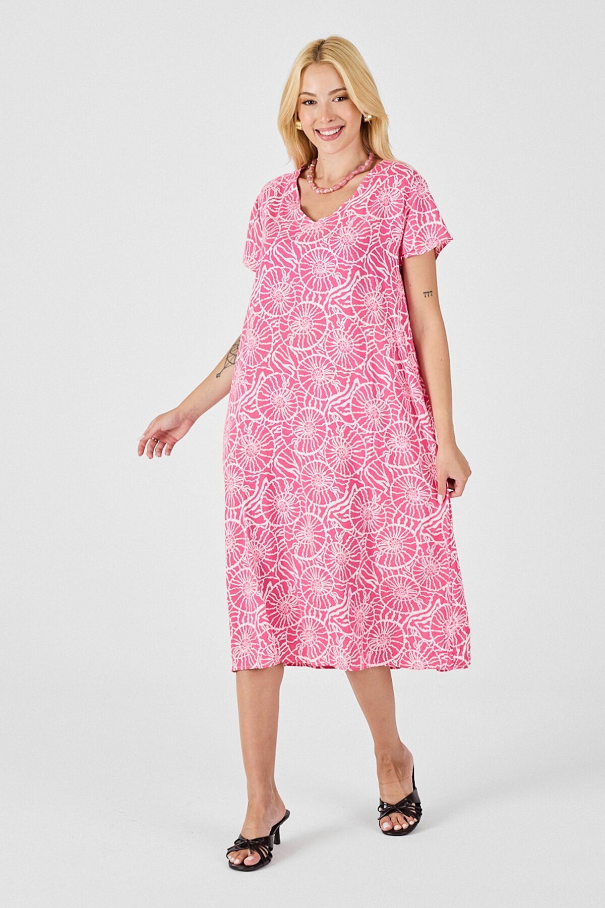 Pembe Derin V Yaka Kısa Kollu Çizgi Desenli Midi Boy Elbise