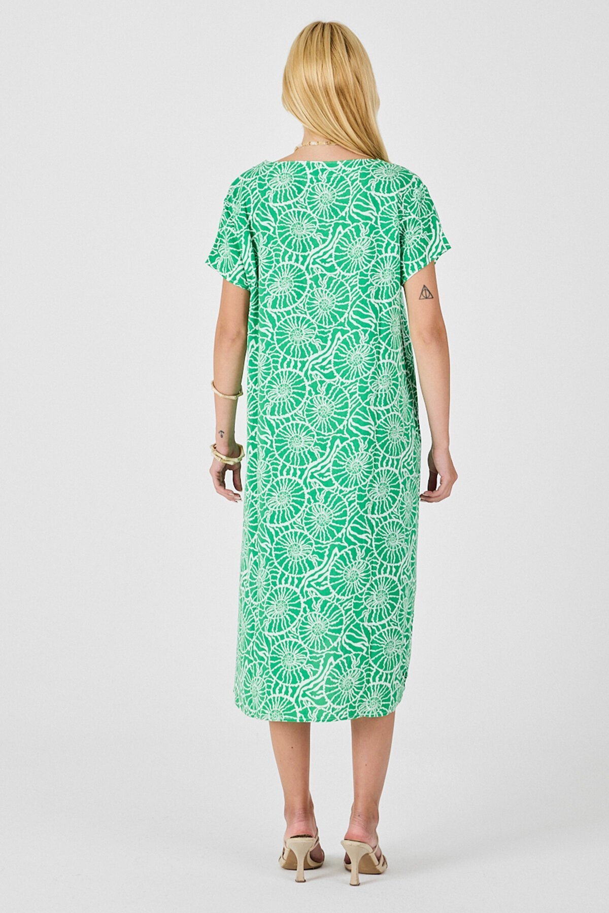 Yeşil Derin V Yaka Kısa Kollu Çizgi Desenli Midi Boy Elbise