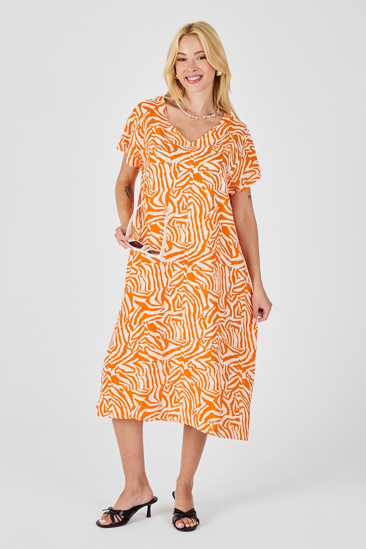 Turuncu Beyaz Derin V Yaka Kısa Kollu Çizgi Desenli Midi Boy Elbise