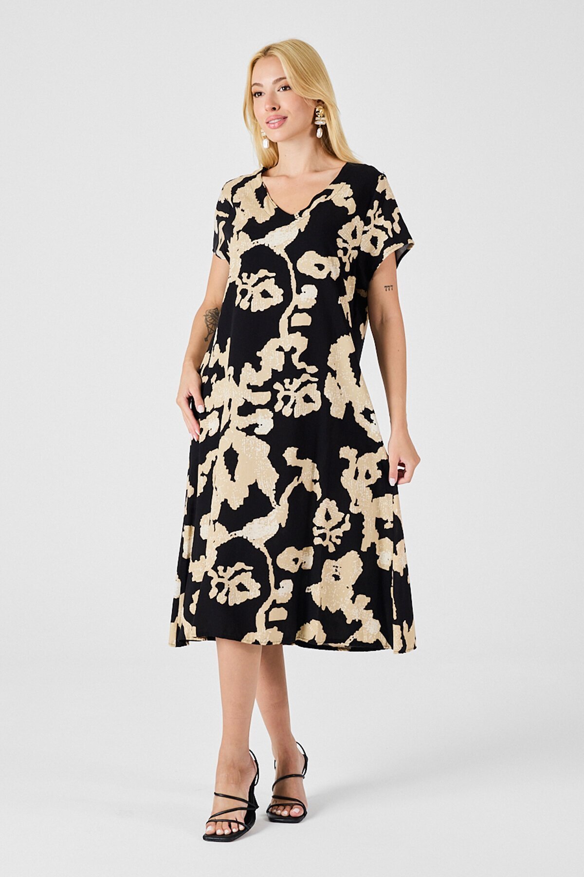 Ekru-Siyah Derin V Yaka Yırtmaçlı Desenli Midi Boy Elbise