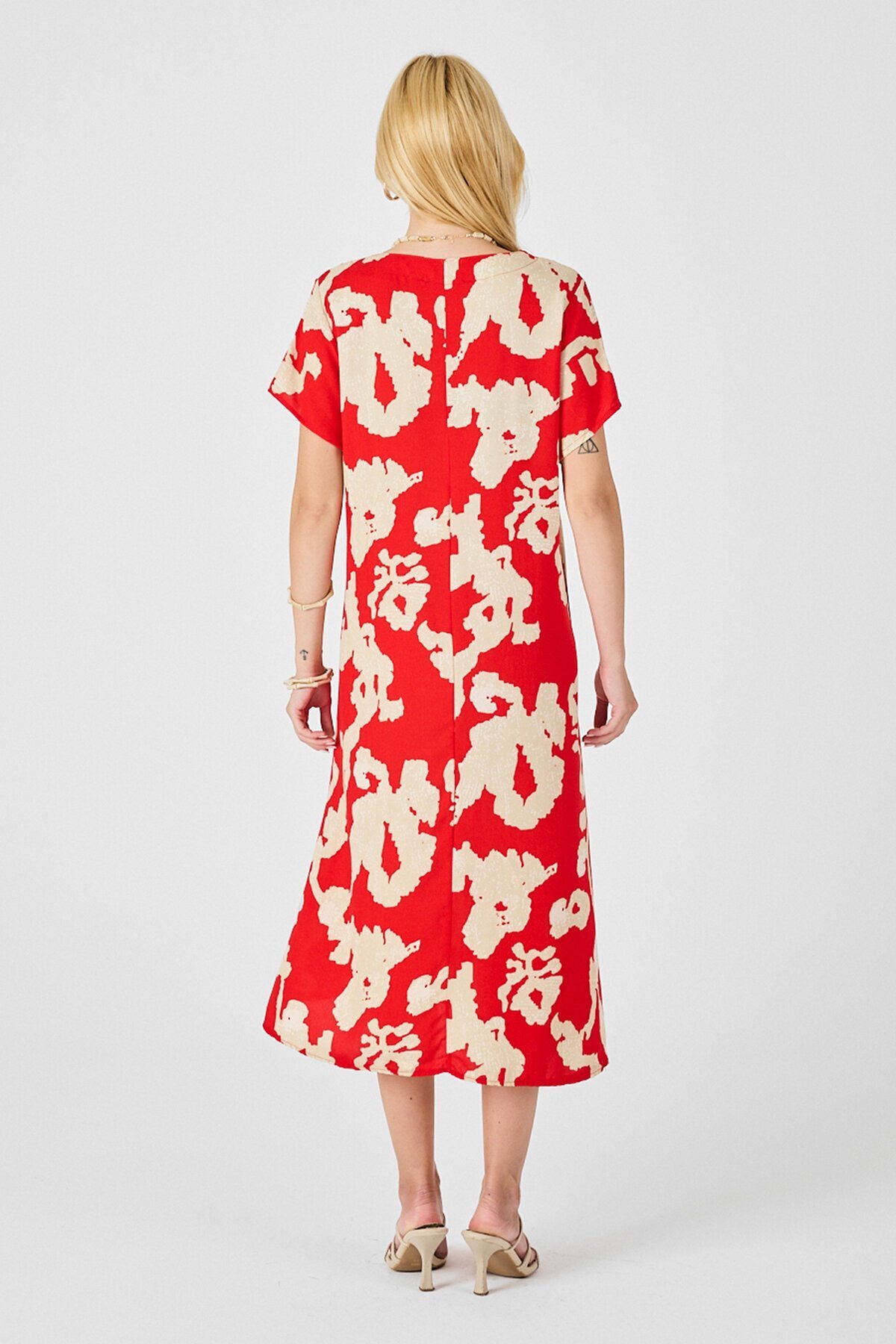 Mercan Derin V Yaka Yırtmaçlı Desenli Midi Boy Elbise