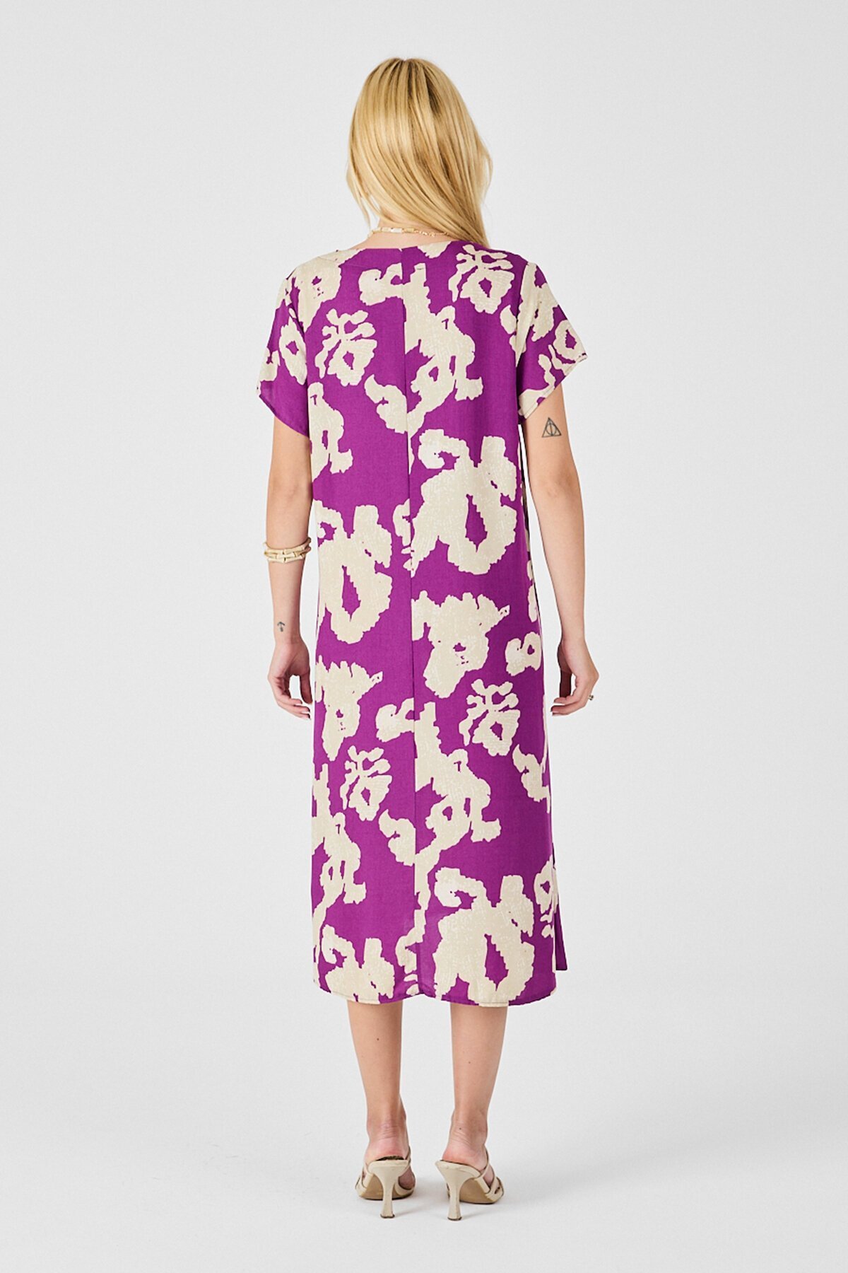 Mor Derin V Yaka Yırtmaçlı Desenli Midi Boy Elbise