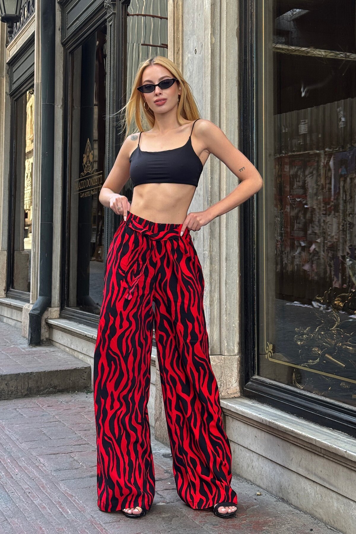 Kırmızı Desenli Beli Lastikli Bağcıklı Geniş Paça Rahat Kesim Pantolon