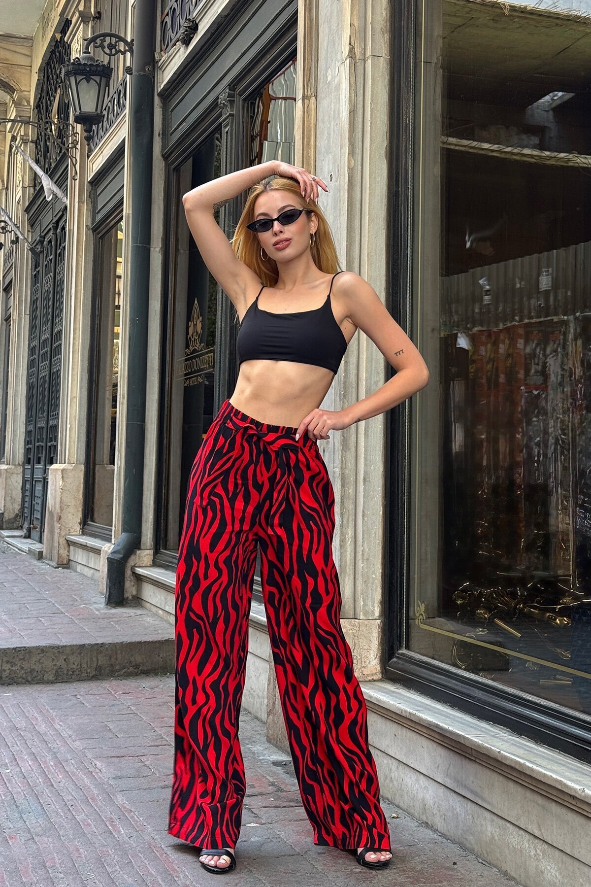 Kırmızı Desenli Beli Lastikli Bağcıklı Geniş Paça Rahat Kesim Pantolon