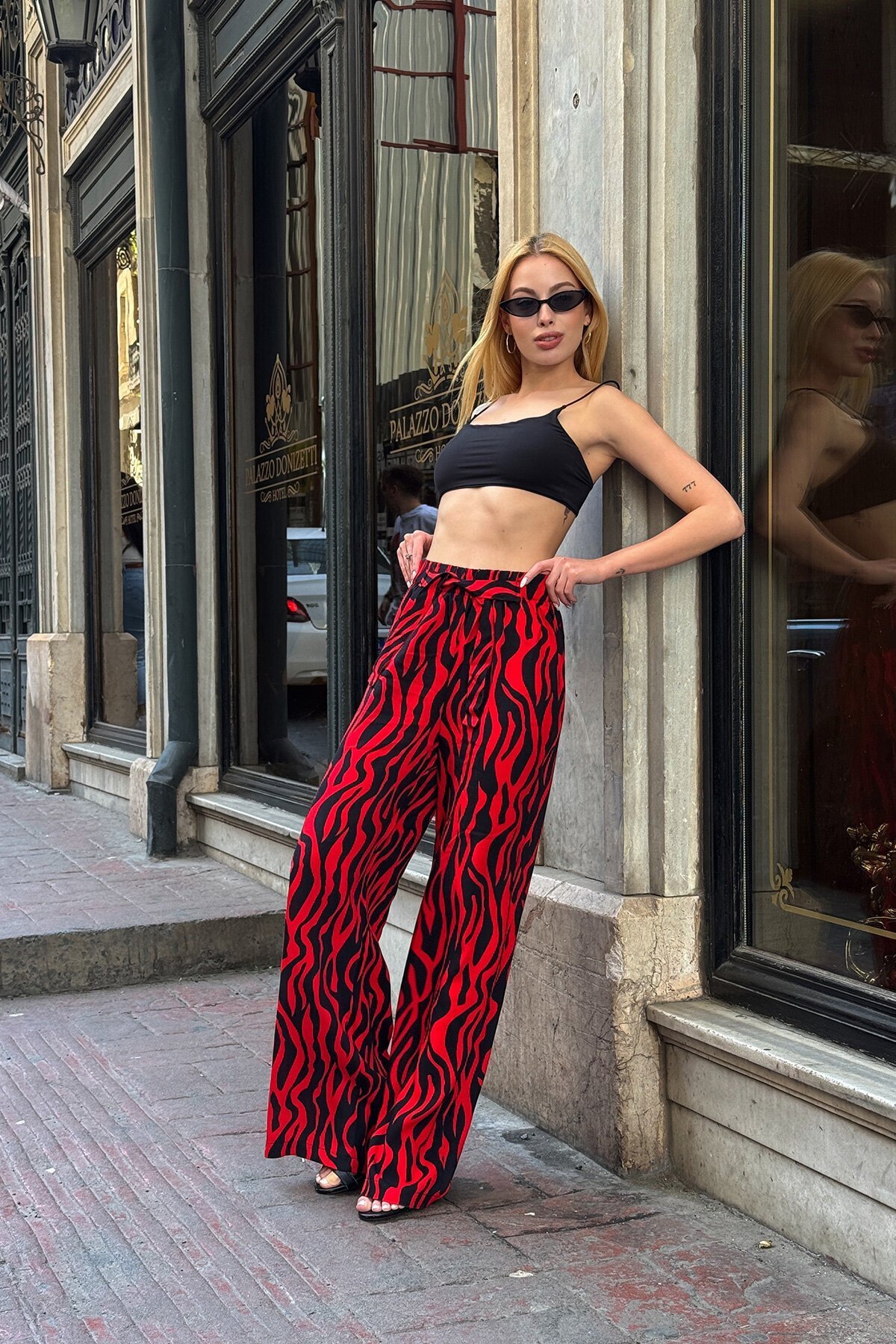 Kırmızı Desenli Beli Lastikli Bağcıklı Geniş Paça Rahat Kesim Pantolon