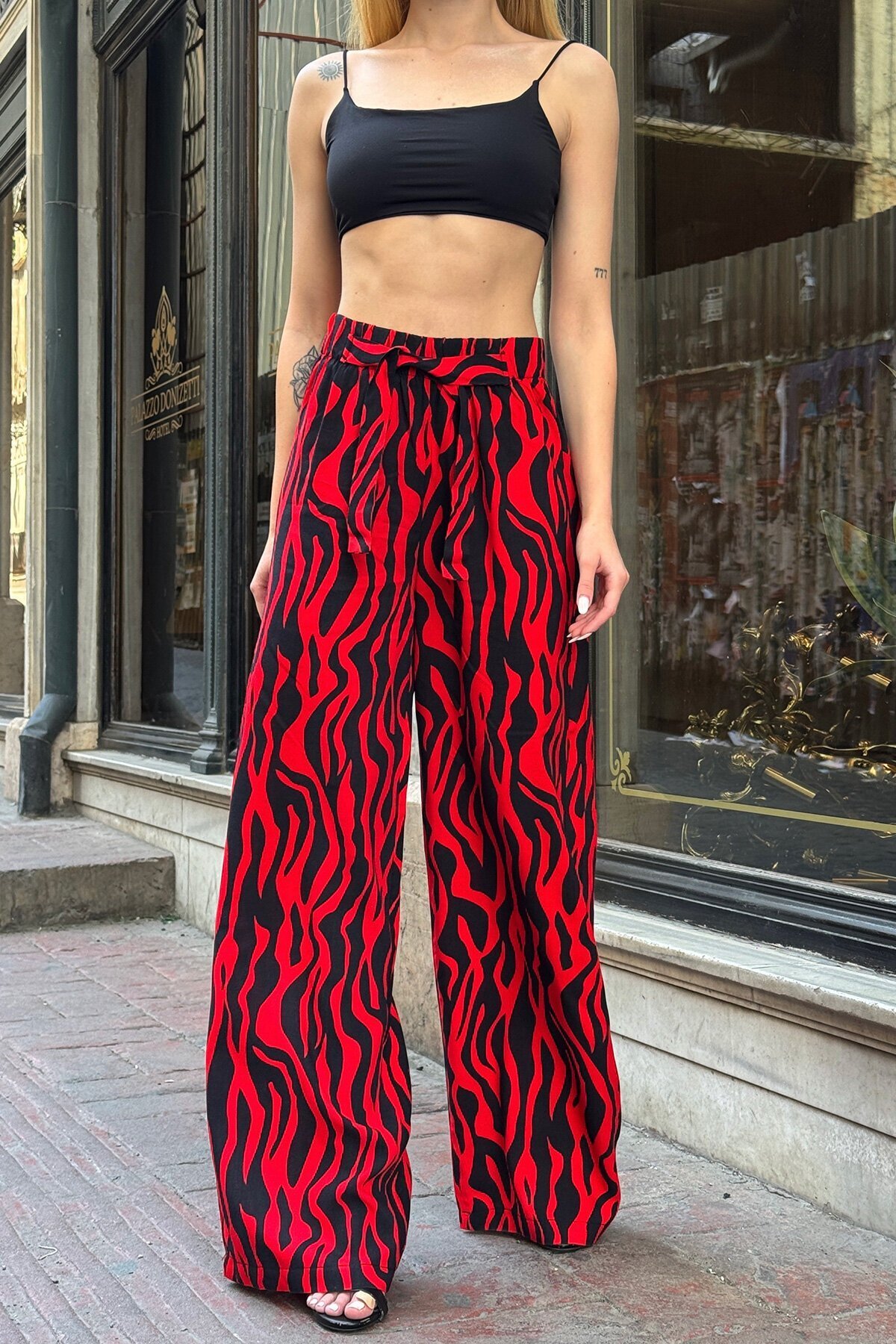 Kırmızı Desenli Beli Lastikli Bağcıklı Geniş Paça Rahat Kesim Pantolon