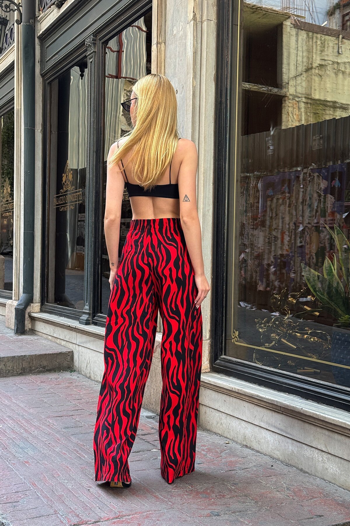 Kırmızı Desenli Beli Lastikli Bağcıklı Geniş Paça Rahat Kesim Pantolon