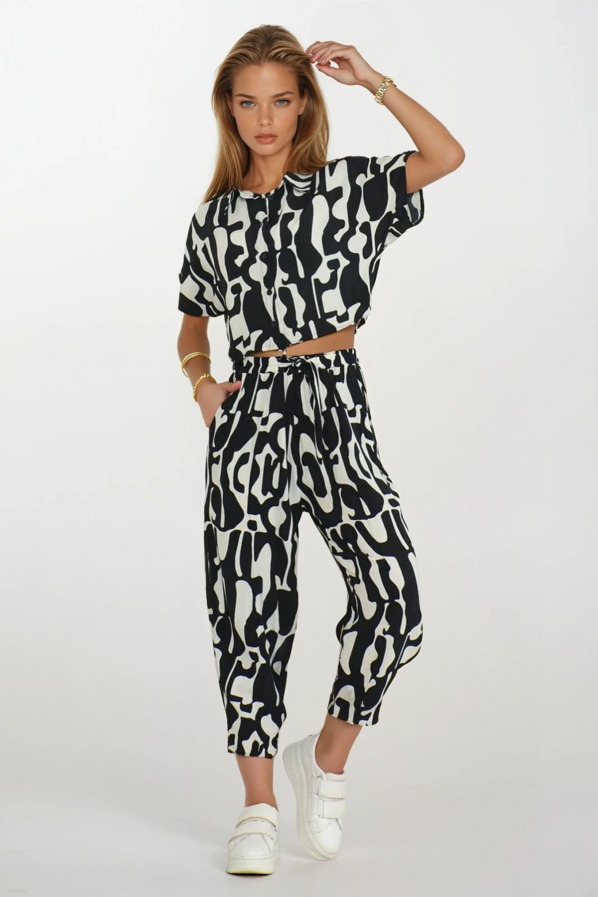 Siyah-Beyaz Desenli Crop Gömlek Ve Bağcıklı Pantolon Takım