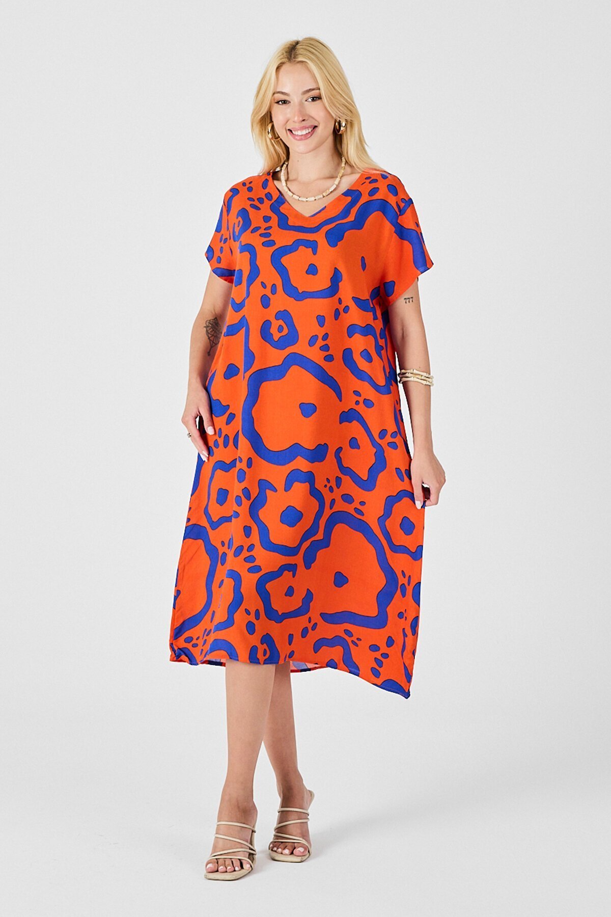 Turuncu Desenli Derin V Yaka Midi Boy Elbise