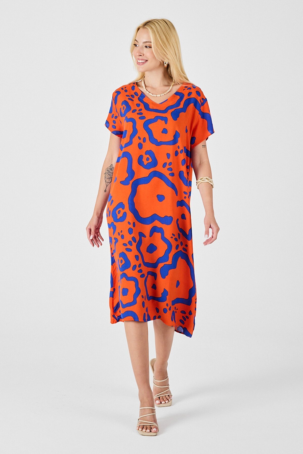 Turuncu Desenli Derin V Yaka Midi Boy Elbise