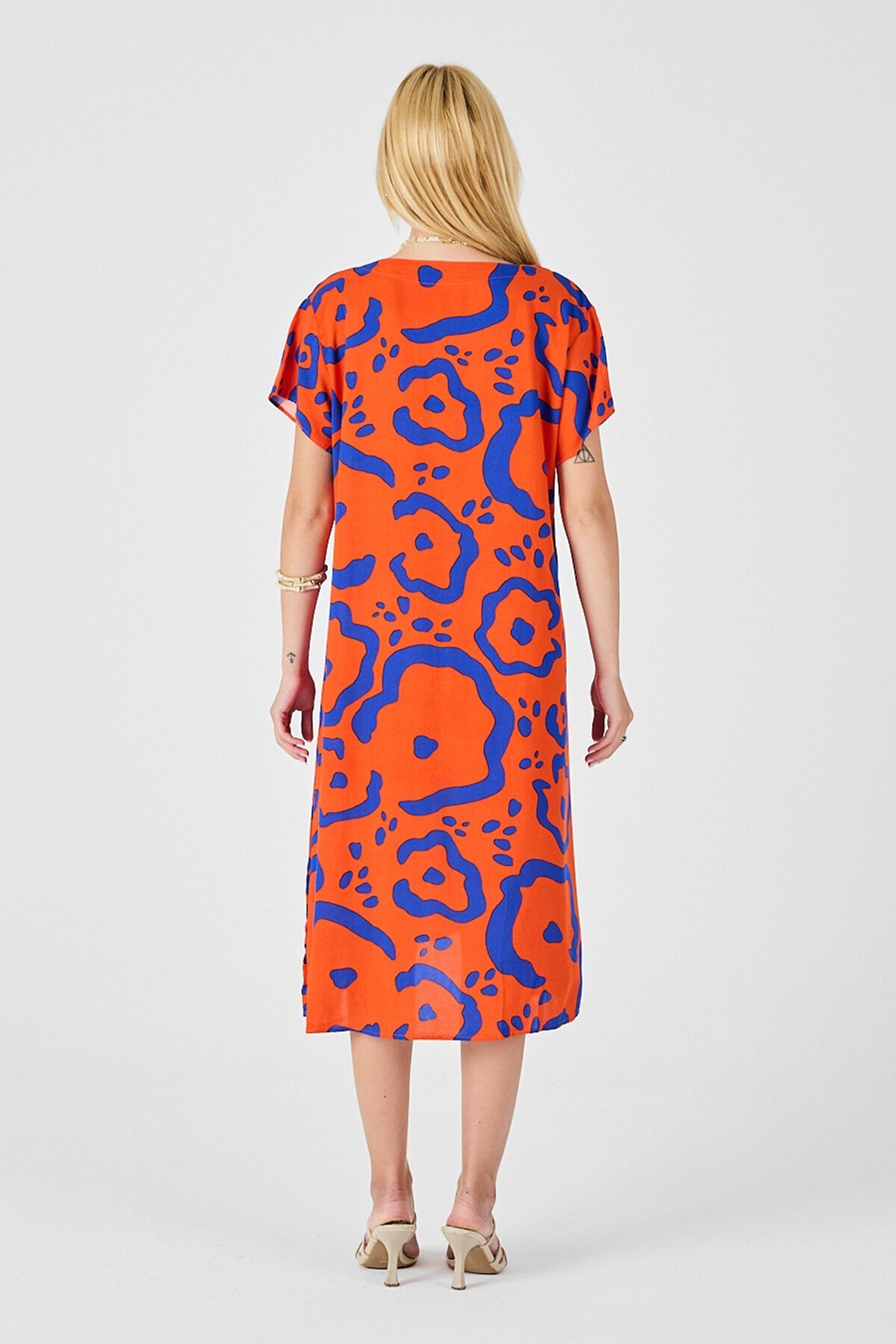 Turuncu Desenli Derin V Yaka Midi Boy Elbise