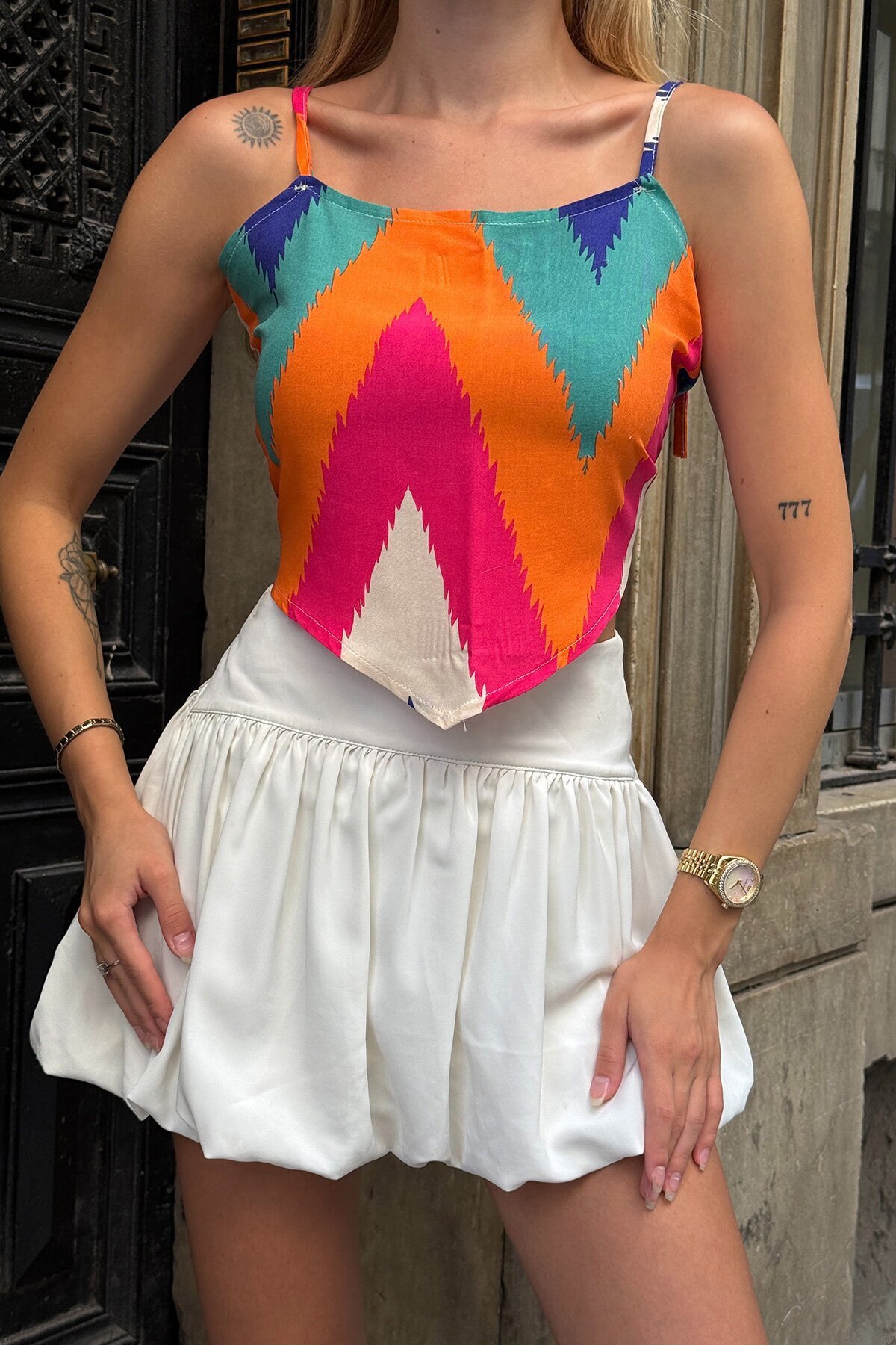 Turuncu Desenli İnce Askılı Omuz Bağcıklı Sırt Kurdeleli Bluz