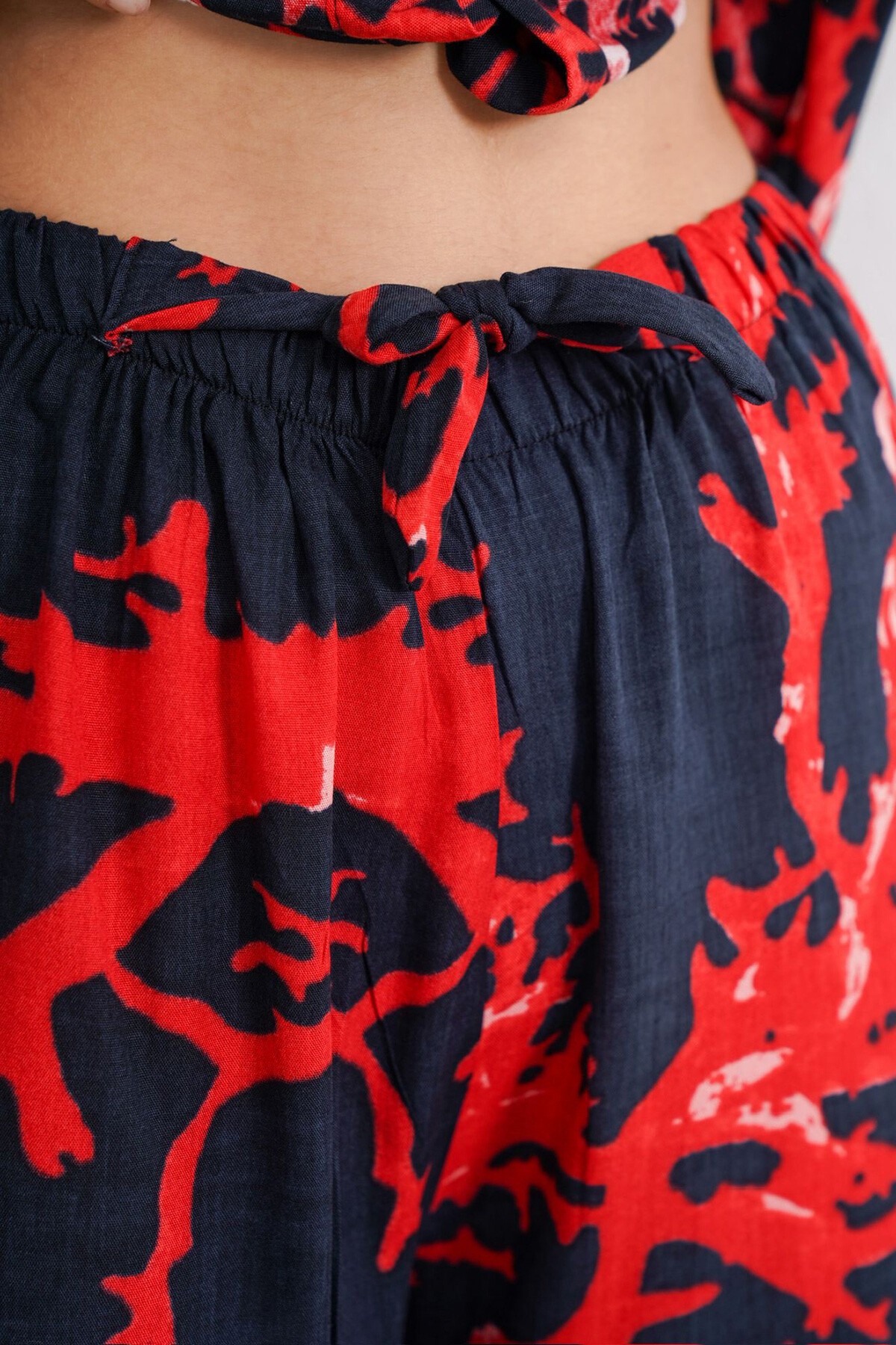 Kırmızı-Siyah Desenli Oversize Gömlek Ve Bağcıklı Palazzo Pantolon Takım