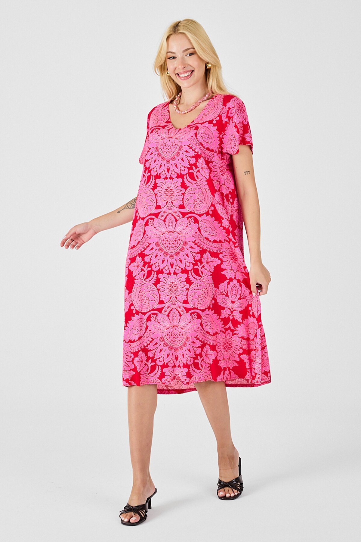 Fuşya Desenli V Yaka Kısa Kollu Midi Boy Elbise