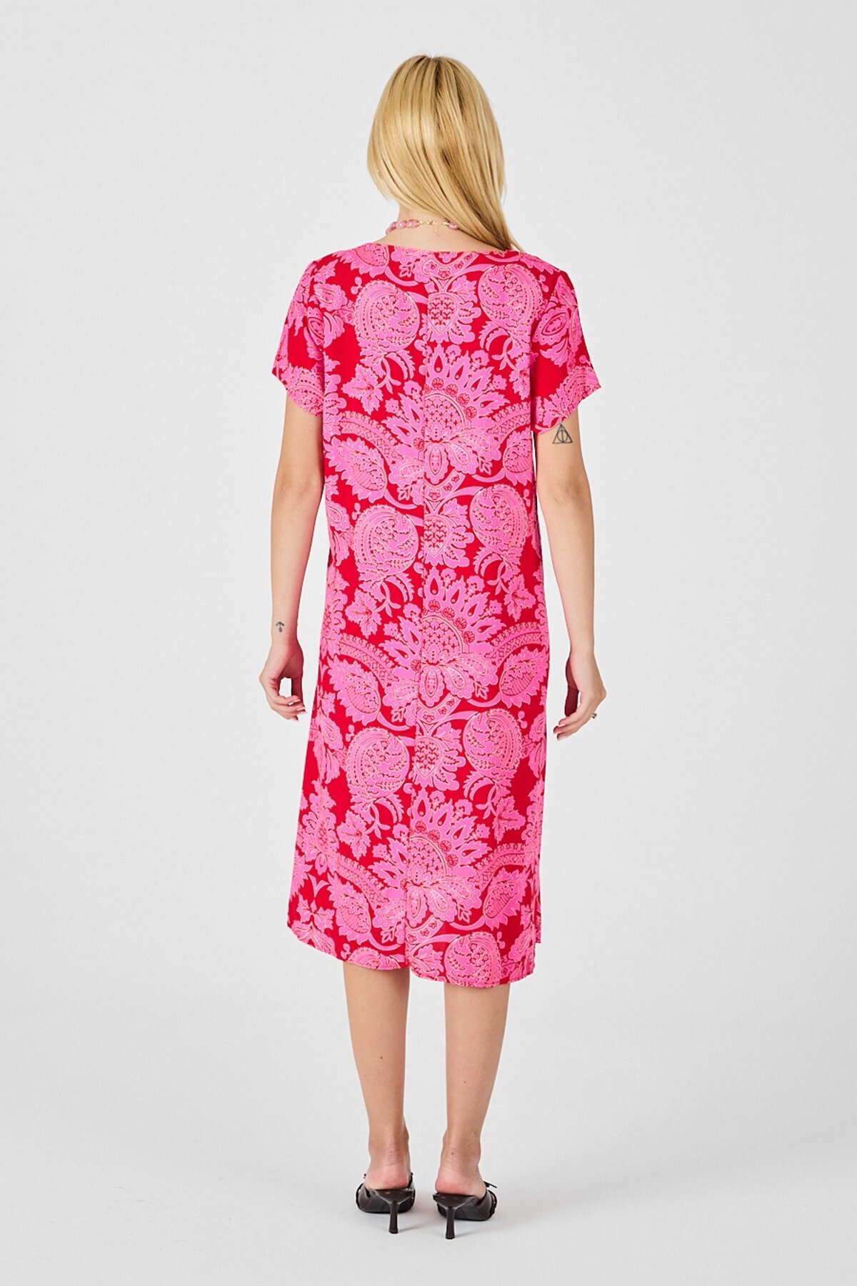 Fuşya Desenli V Yaka Kısa Kollu Midi Boy Elbise